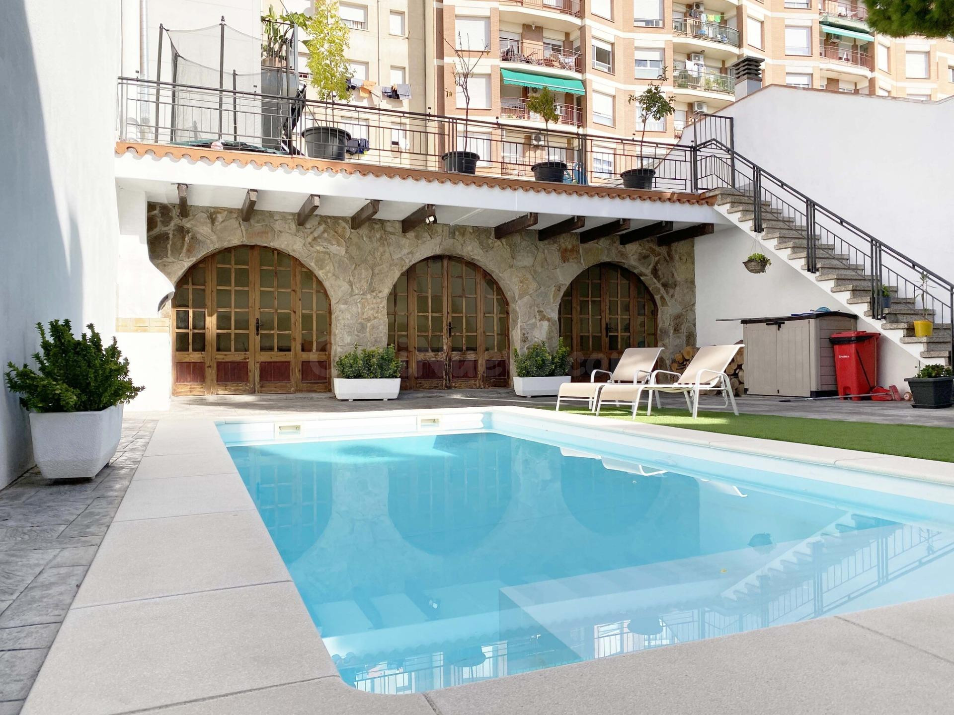 Chalet adosado en venta en Calle de Regàs - foto 2