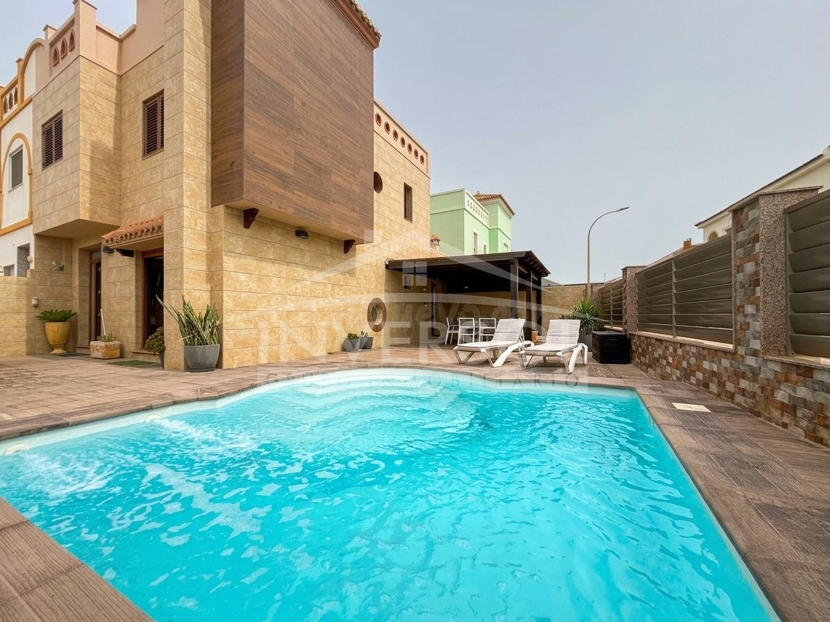 VIVIENDA ADOSADA CON PISCINA PRIVADA
