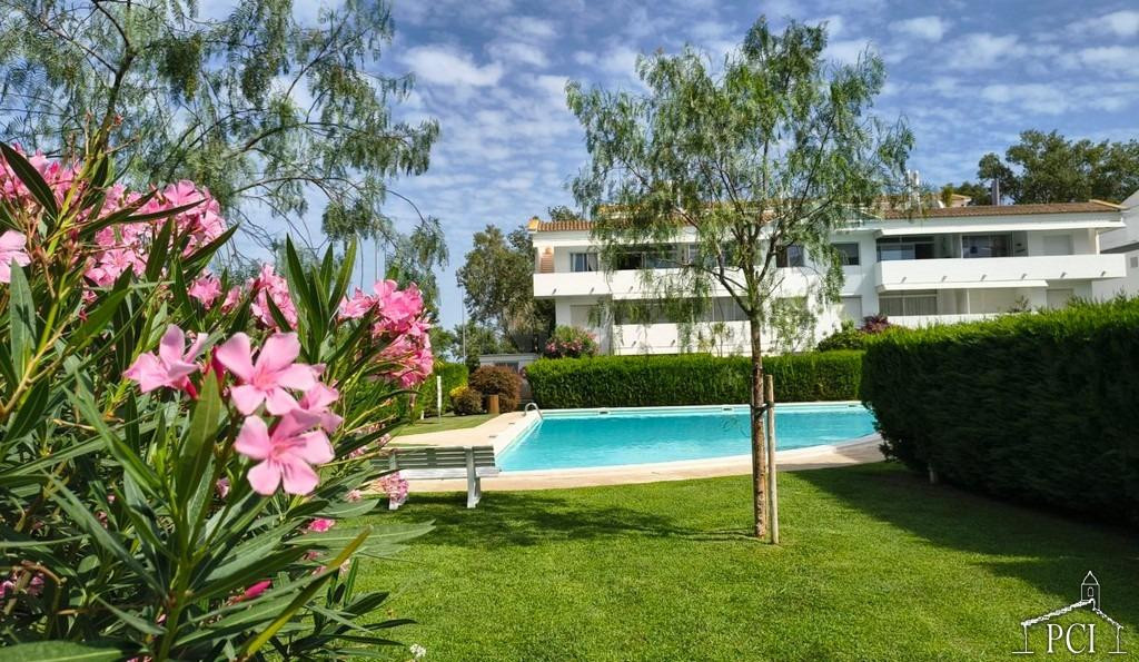Apartamento en planta baja con jardín privado y piscina comunitaria en Pals