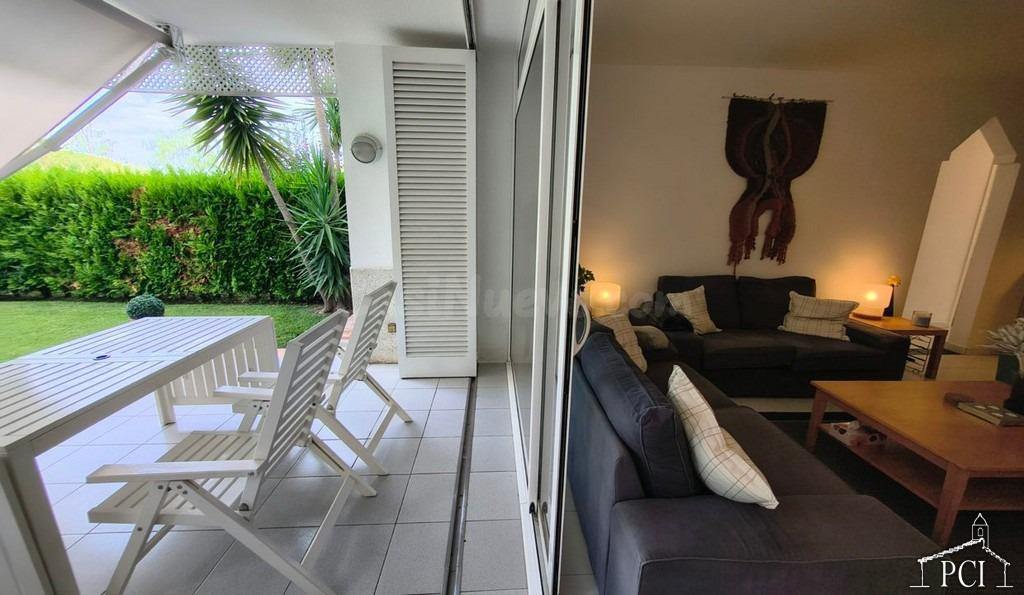 Apartamento en planta baja con jardín privado y piscina comu - foto 5