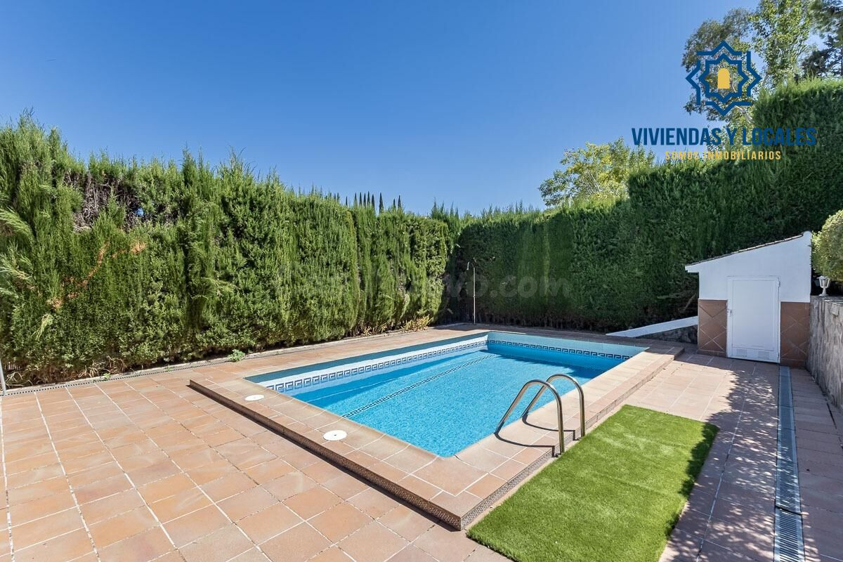 CASA PAREADA EN LA ZUBIA CON PISCINA, ZONA DE BARBACOA Y JAR - foto 3