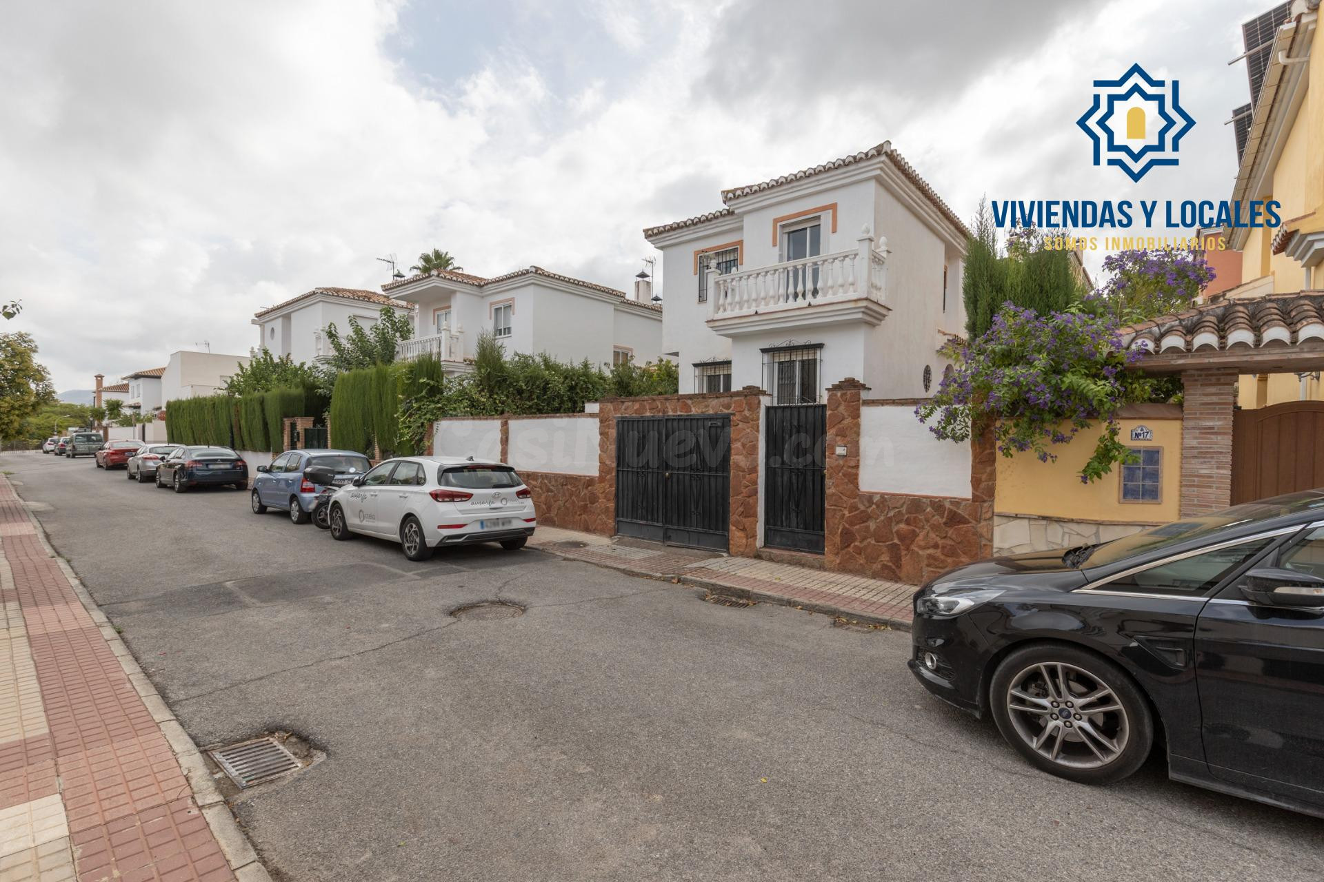 Casa independiente con piscina en La Zubia.