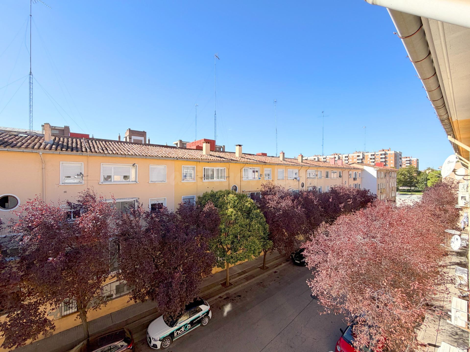 SE VENDE PISO DE TRES DORMITORIOS CON COCINA INDEPENDIENTE PARA REFORMAR - PICARRAL - ZARAGOZA