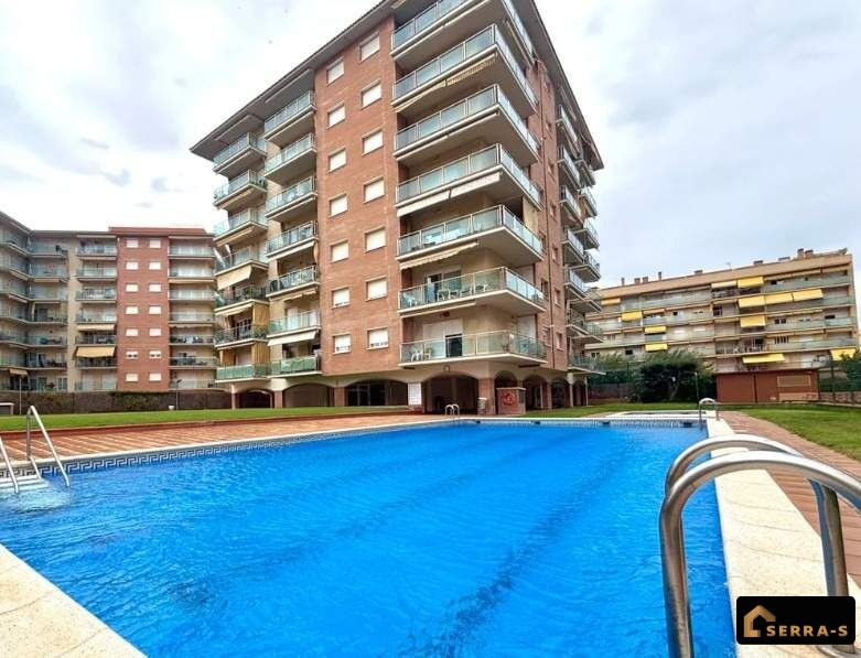 Apartamento con terraza, piscina y licencia turística a 300 metros de la playa en Santa Susanna