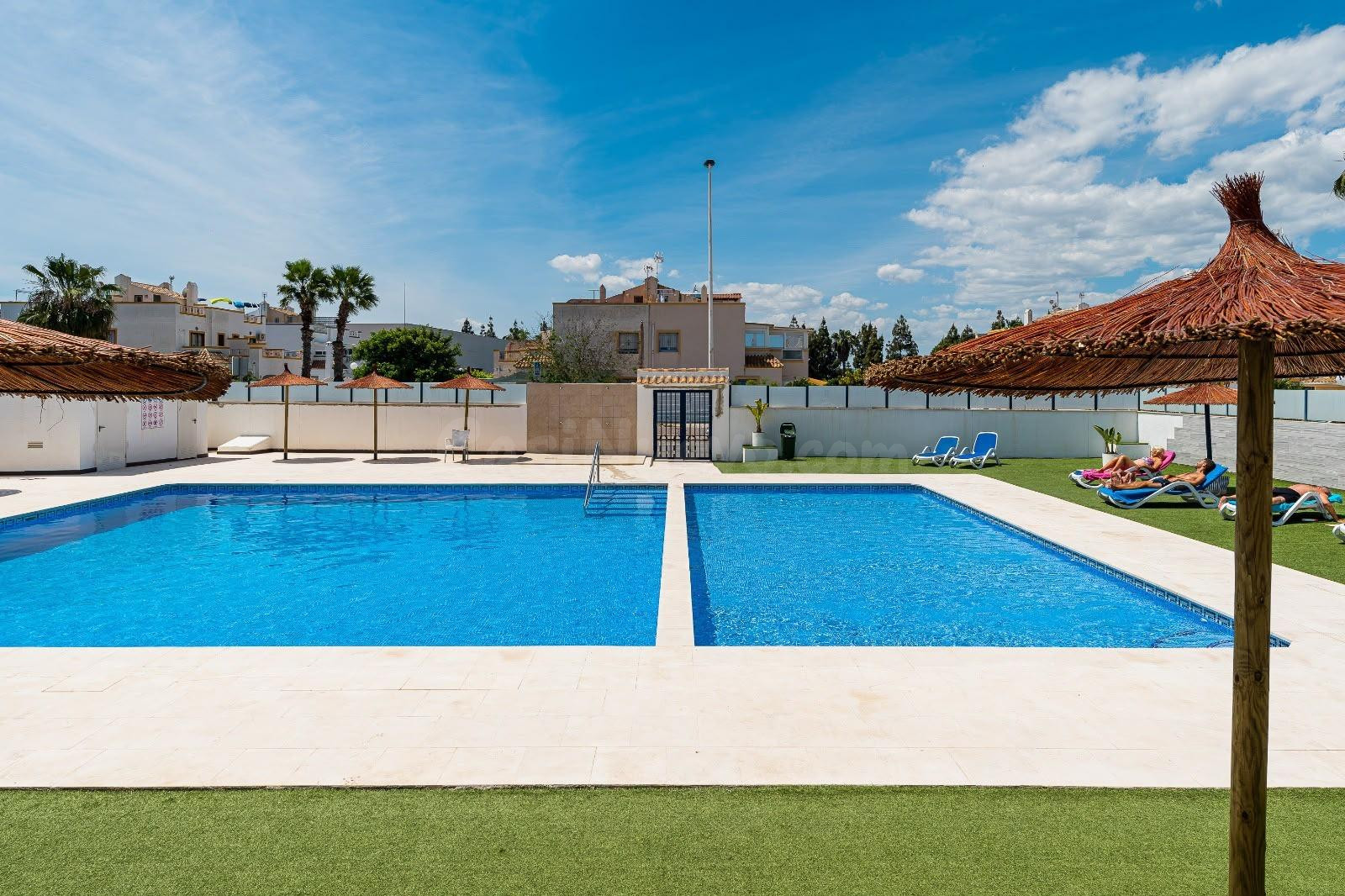 PRECIOSO ADOSADO TOTALMENTE REFORMADO CON PISCINA COMUNITARIA, IDEAL PARA FAMILIAS