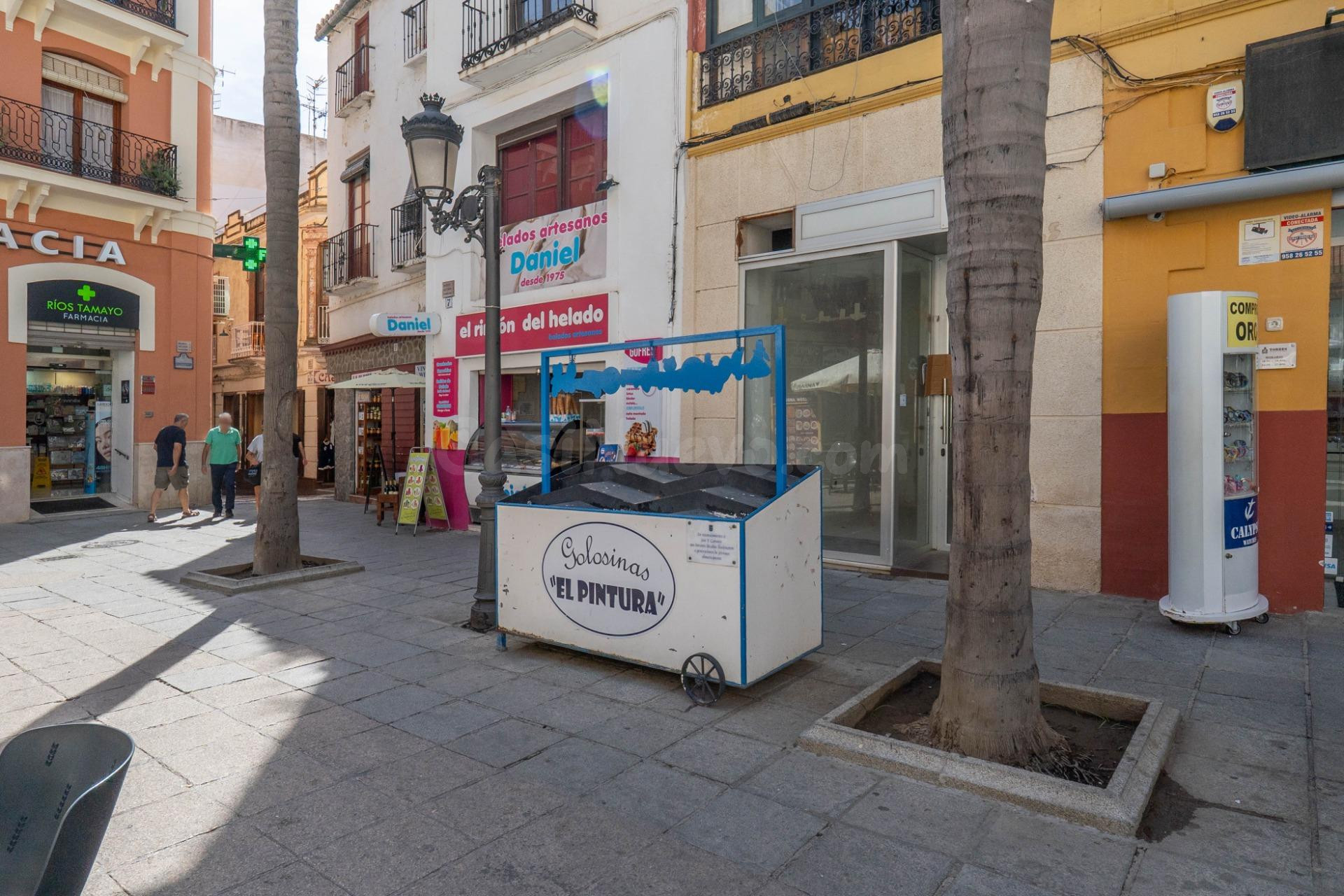 Oportunidad de Inversión en Local Comercial en el Centro de Almuñécar