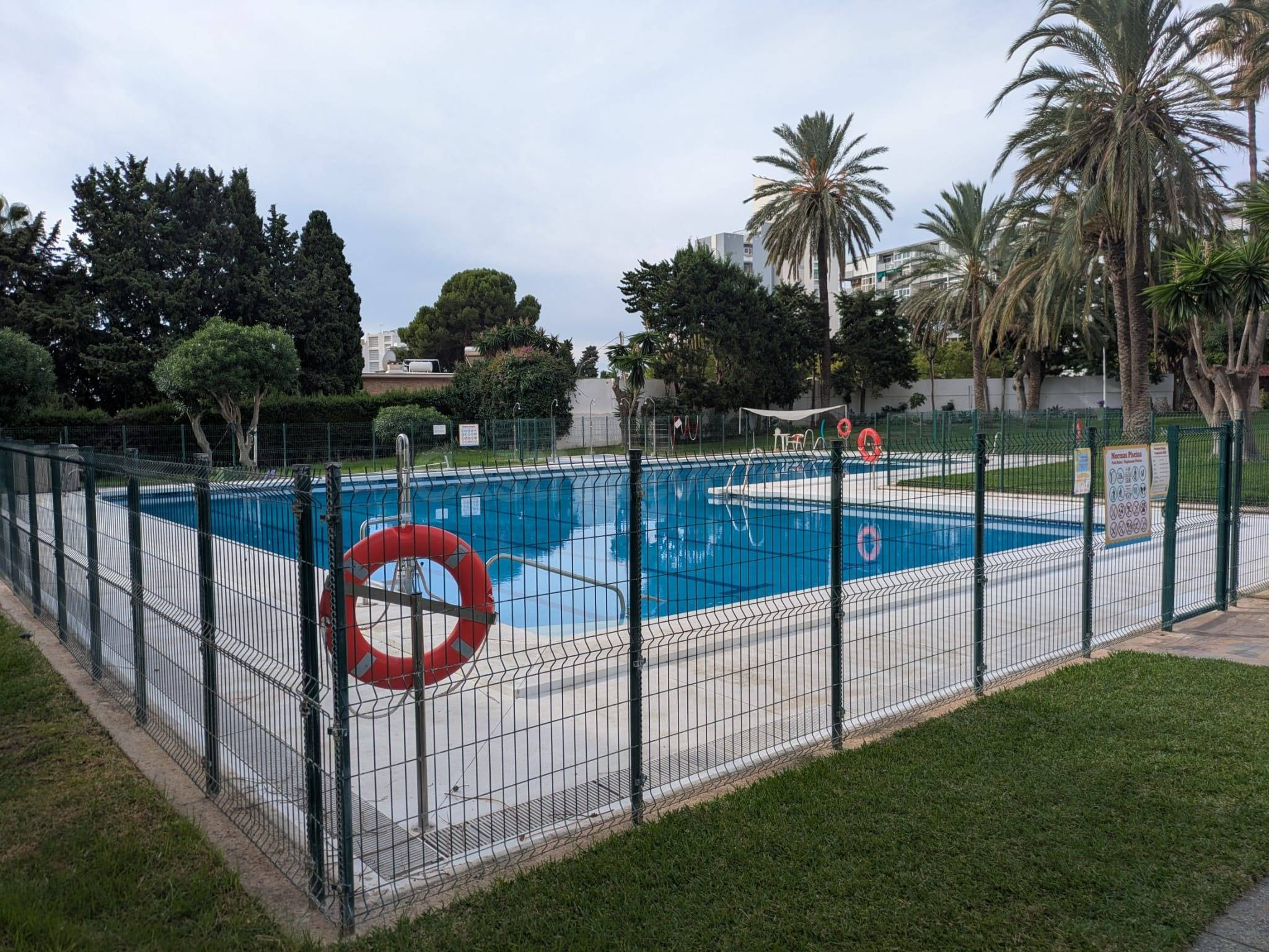 Alquiler de larga temporada en Benalmádena | Vistas al mar y la montaña | Piso reformado con dormitorio extra grande.