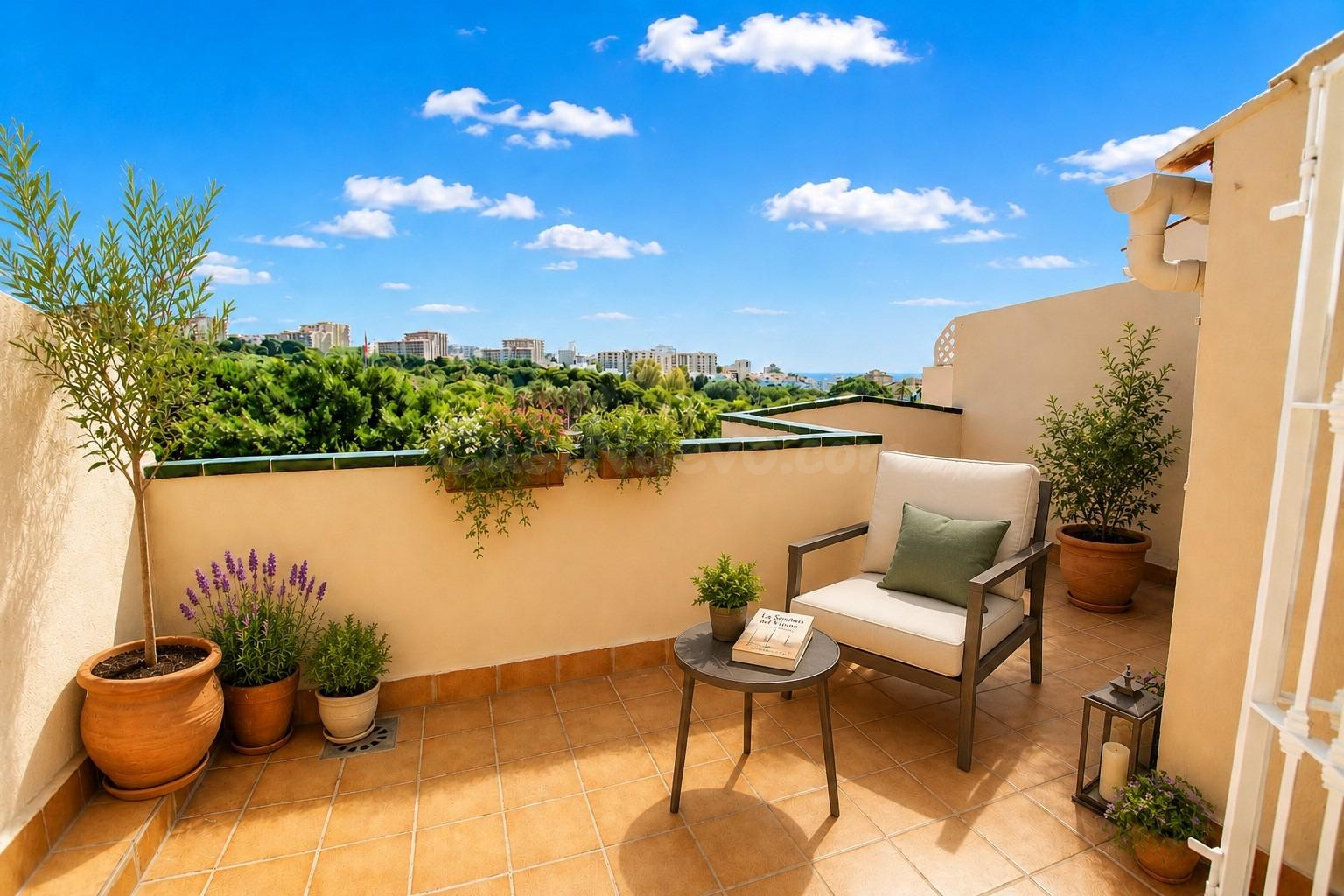 EXCLUSIVO ÁTICO DÚPLEX  CON VISTAS AL MAR Y SOLARIUM EN BENA - foto 2
