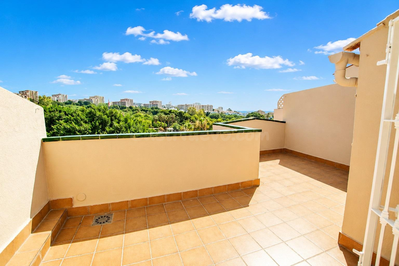 EXCLUSIVO ÁTICO DÚPLEX  CON VISTAS AL MAR Y SOLARIUM EN BENA - foto 3