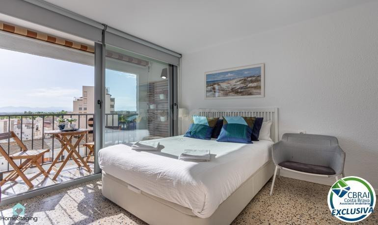 Amplio estudio con licencia turística a 50 m de la playa Empuriabrava