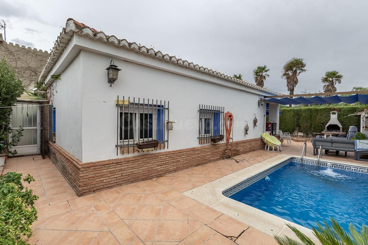 CASA CON PISCINA EN URB LOS CHOPOS - LAS GABIAS