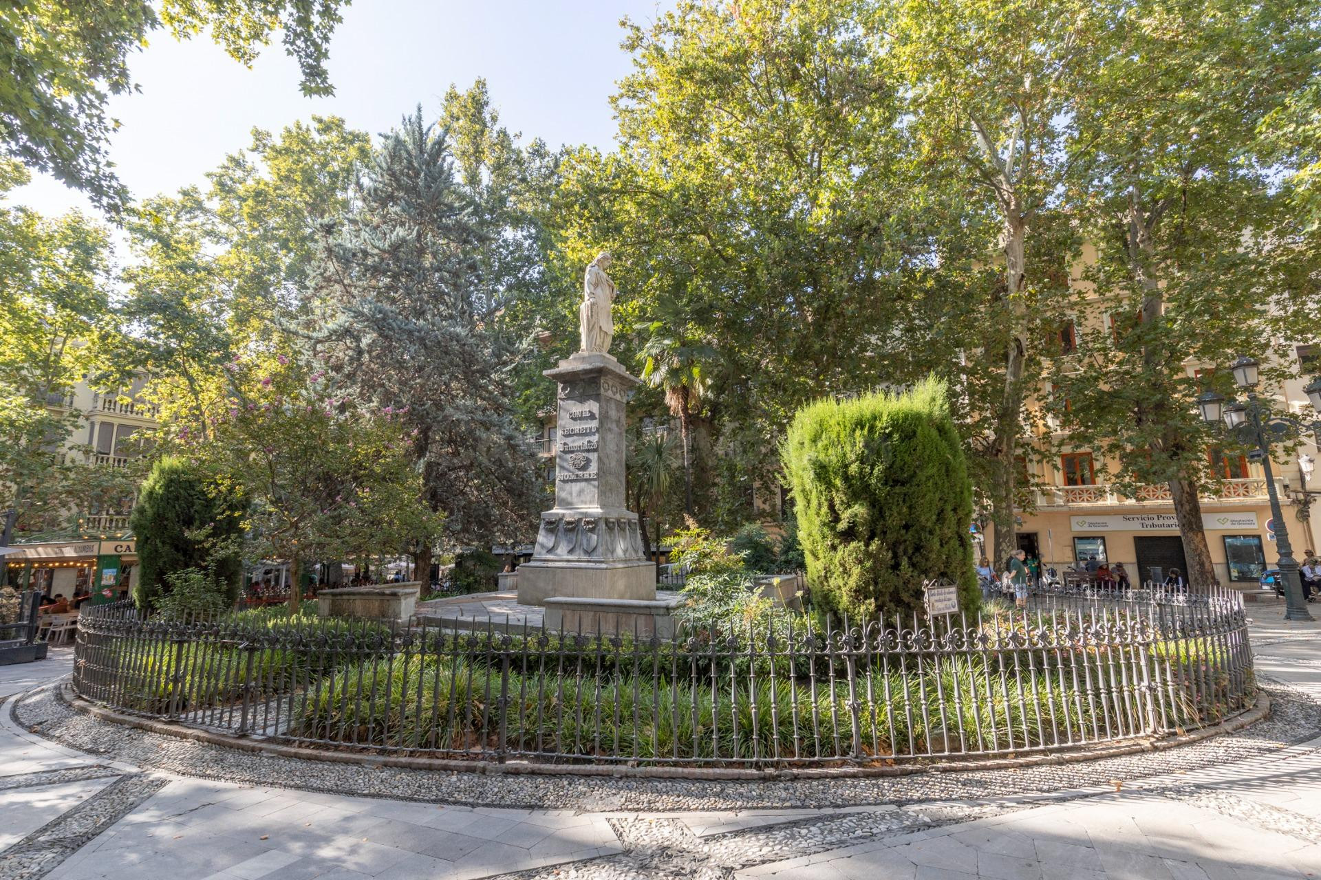 Piso en esquina con terraza y vistas a Plaza Mariana Pineda, Granada