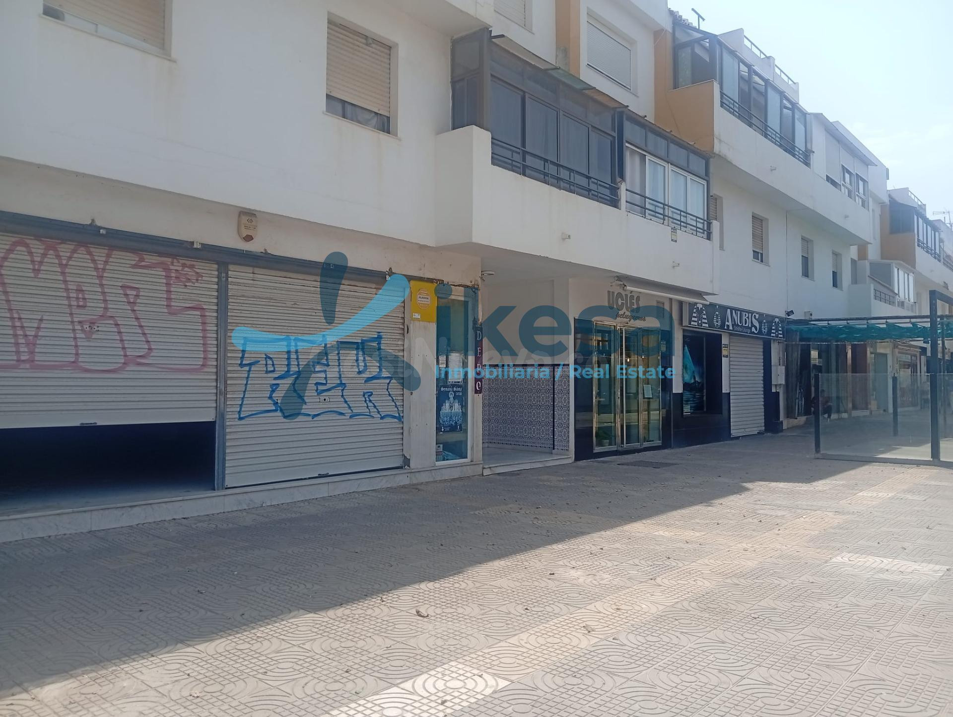 Oportunidad de Inversión: Local Comercial en Roquetas de Mar