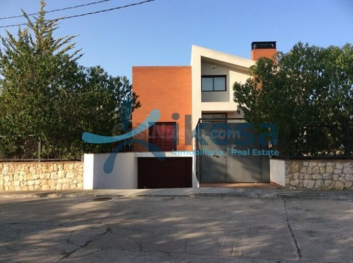 VENTA DE CASA ADOSADA EN CASTELLVELL DEL CAMP, TARRAGONA. AC