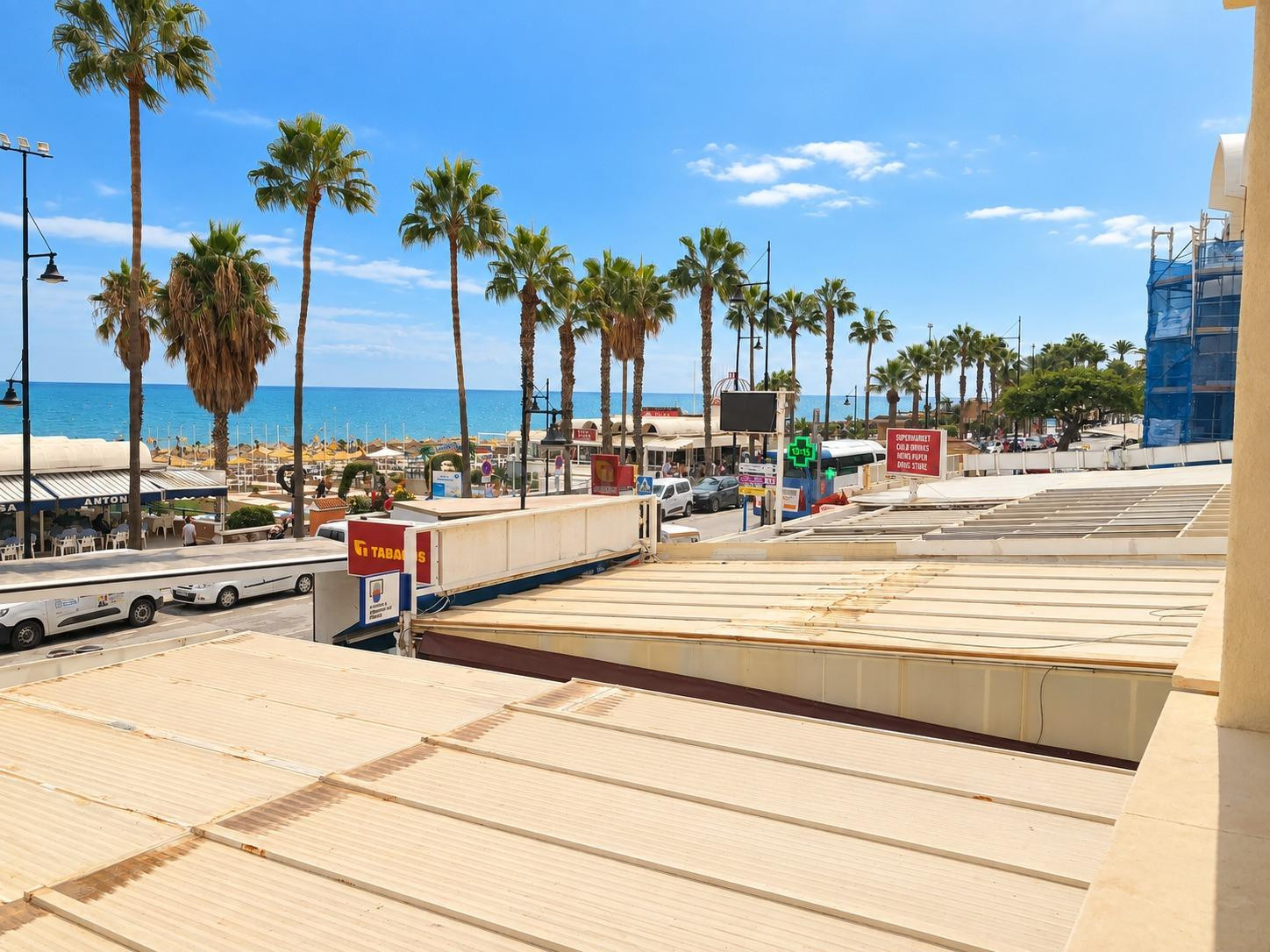 PISO EN PRIMERA LINEA DE PLAYA EN TORREMOLINOS