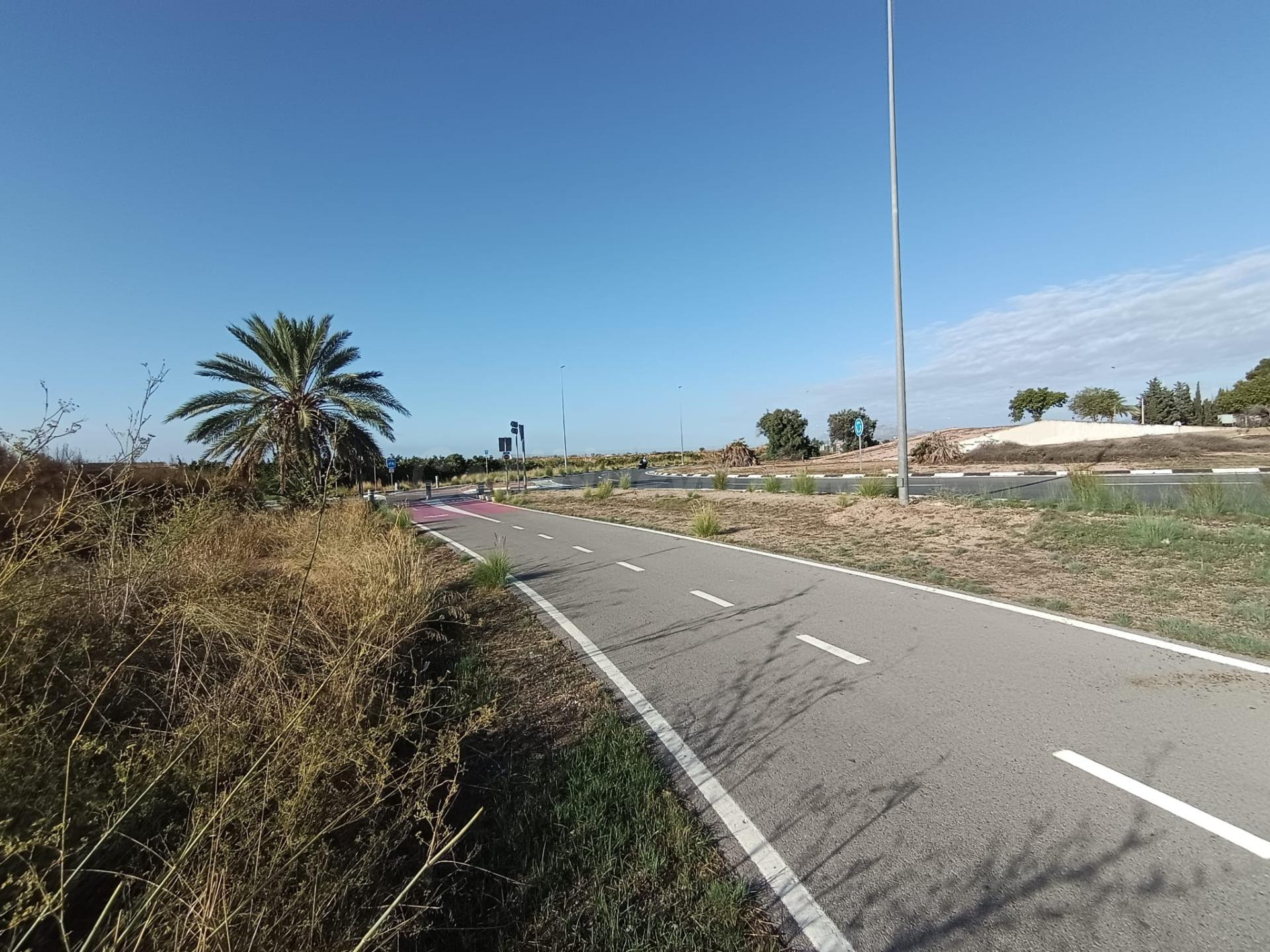 PARCELA DE 7.677 M2 FACHADA A CARRETERA VIA PARQUE ALICANTE - ELCHE