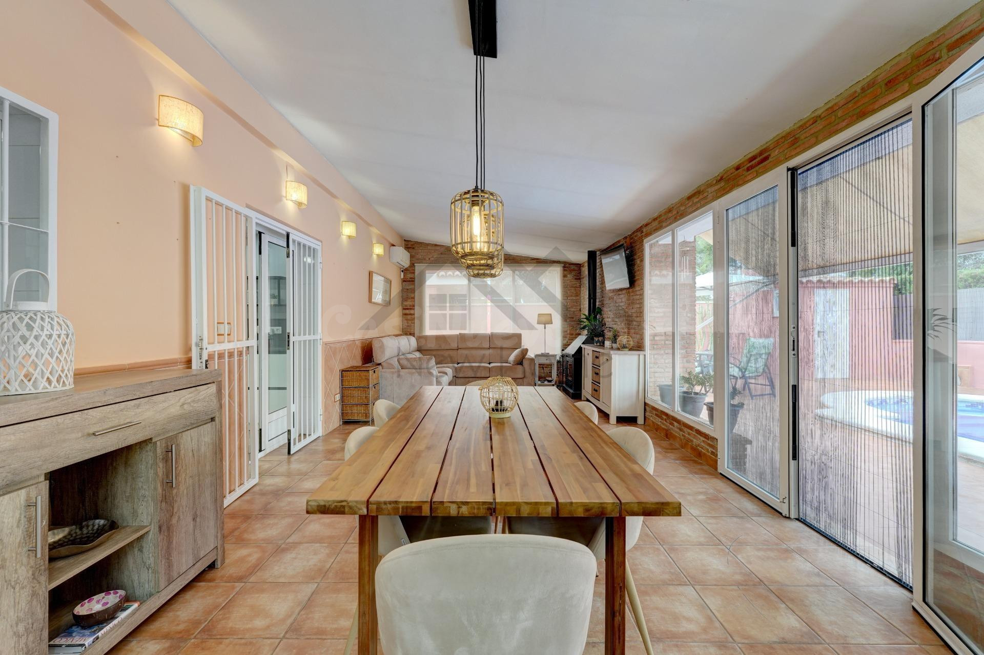 CHALET INDEPENDIENTE EN MONTECOLORADO | 400 m2 DE PARCELA A SOLO 15 MINUTOS DE VALENCIA