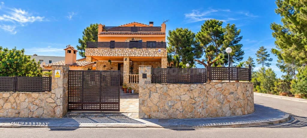 Espectacular Chalet Adosado con Piscina, Terrazas y Diseño E