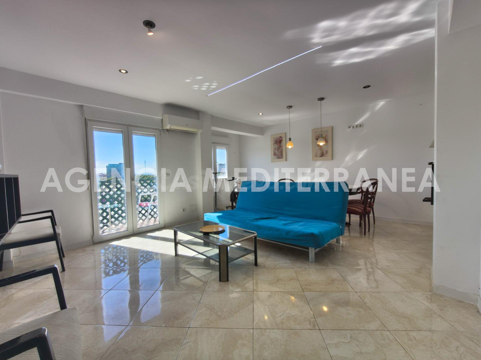¡Descubre esta encantadora vivienda, situada a pocos metros del Puerto de Valencia!