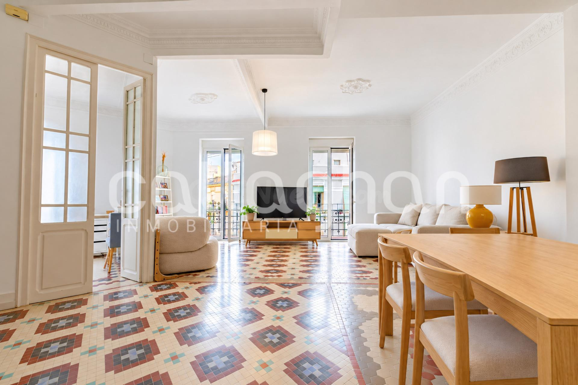 TU VIVIENDA EN RUZAFA: ENCANTO MODERNISTA Y LUMINOSIDAD