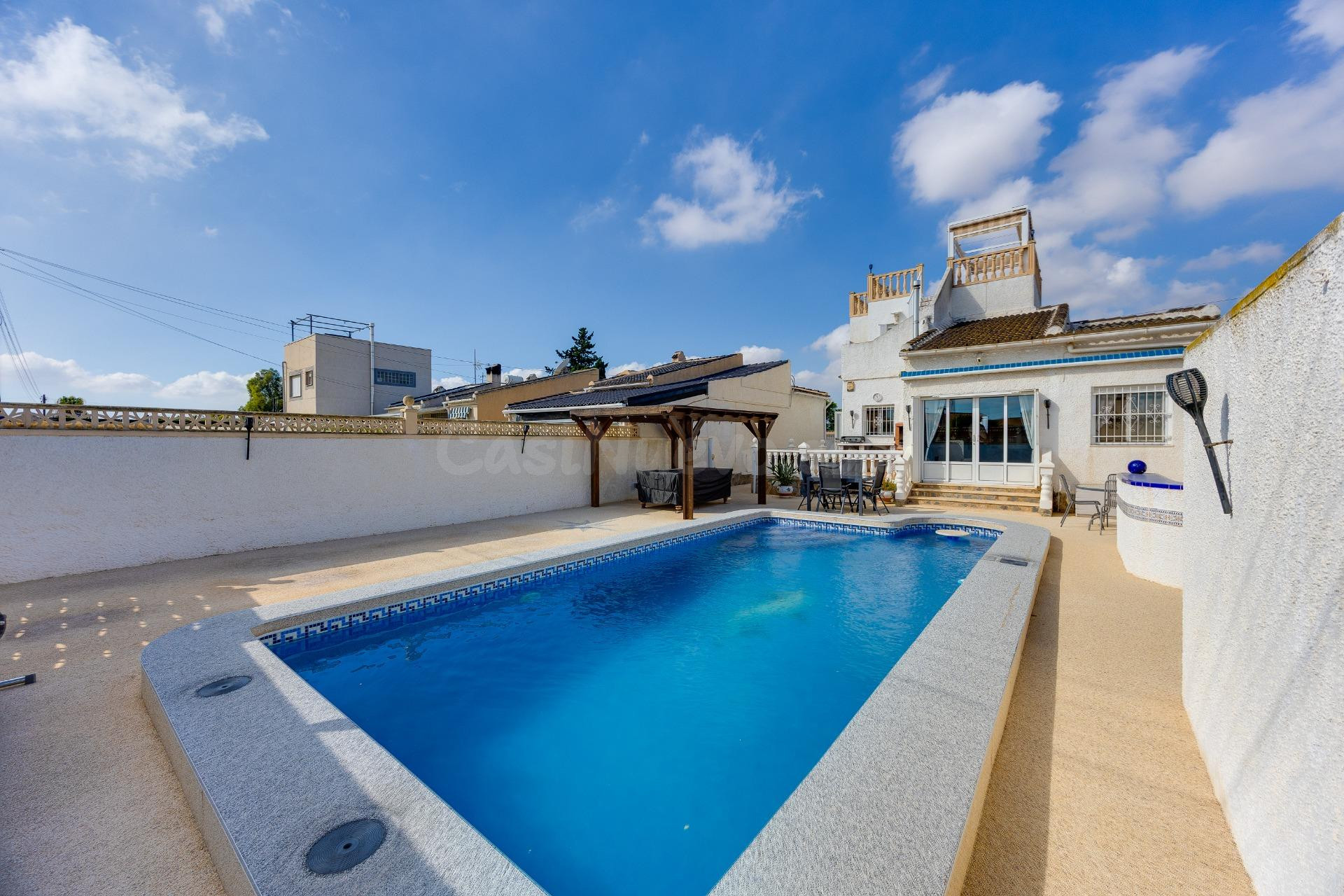 CHALET CON PARKING, PISCINA, SOLARIUM Y VISTAS DESPEJADAS!