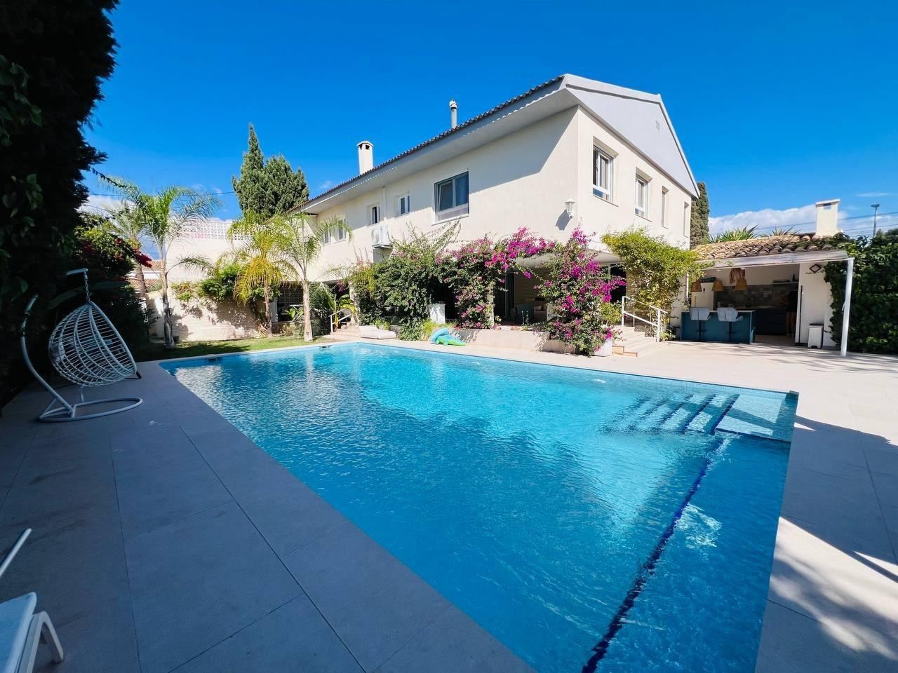EXCLUSIVA VILLA DE LUJO EN SAN JUAN: DOS CASAS INDEPENDIENTES Y OASIS PRIVADO