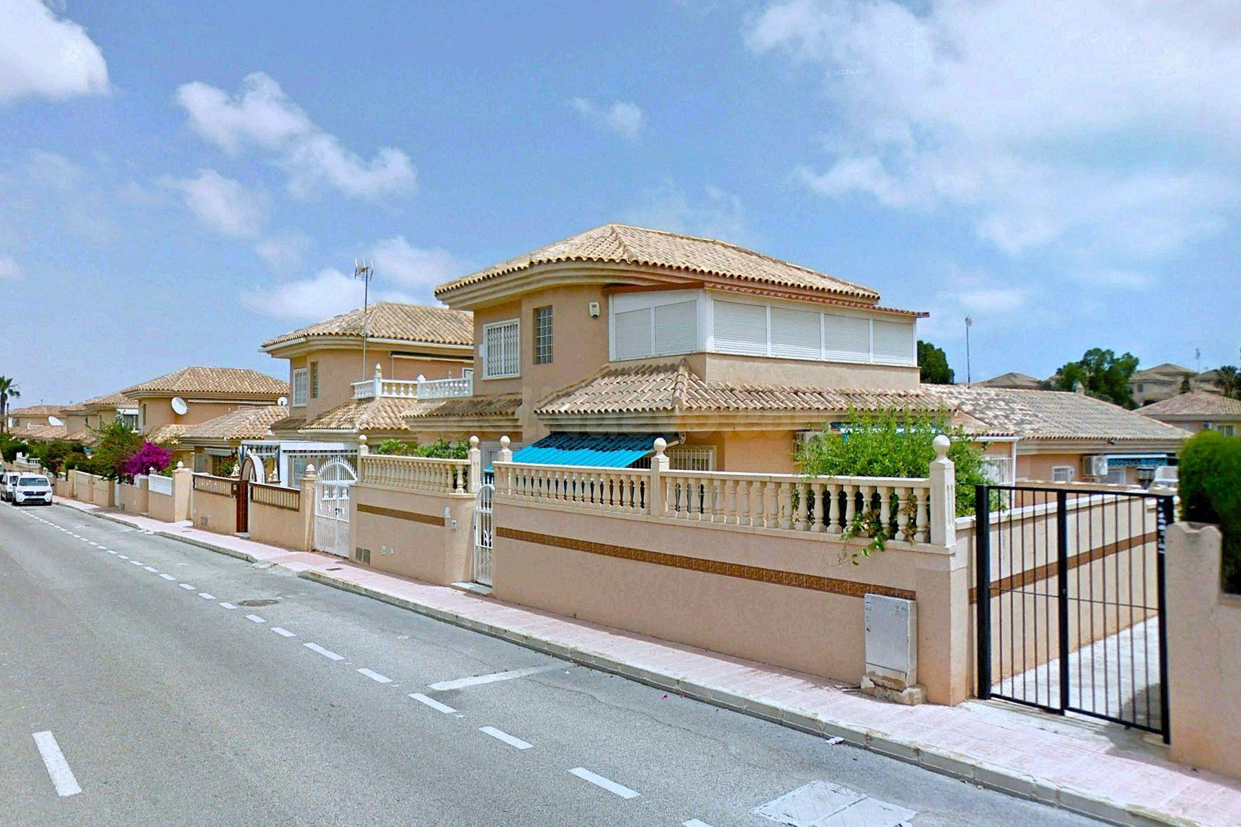 Amplia villa (aprox. 98 m2 + terrazas y garaje) con 3 dormitorios, 2 baños y gran piscina comunitaria. Cerca de colegios y comercios, y a solo 1,5 km de las playas de Punta Prima.