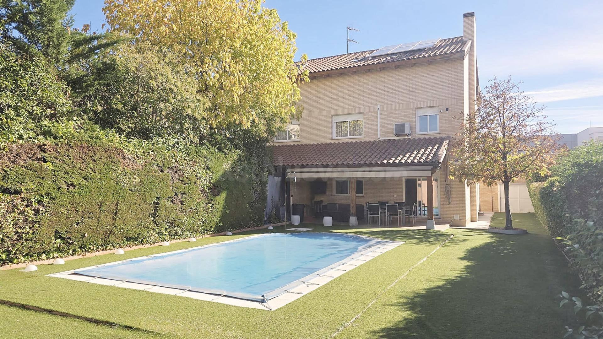 ALQUILER DE habitaciones POR TEMPORADA EN CHALET CON PISCINA DE VILLANUEVA DE LA CAÑADA (MADRID).