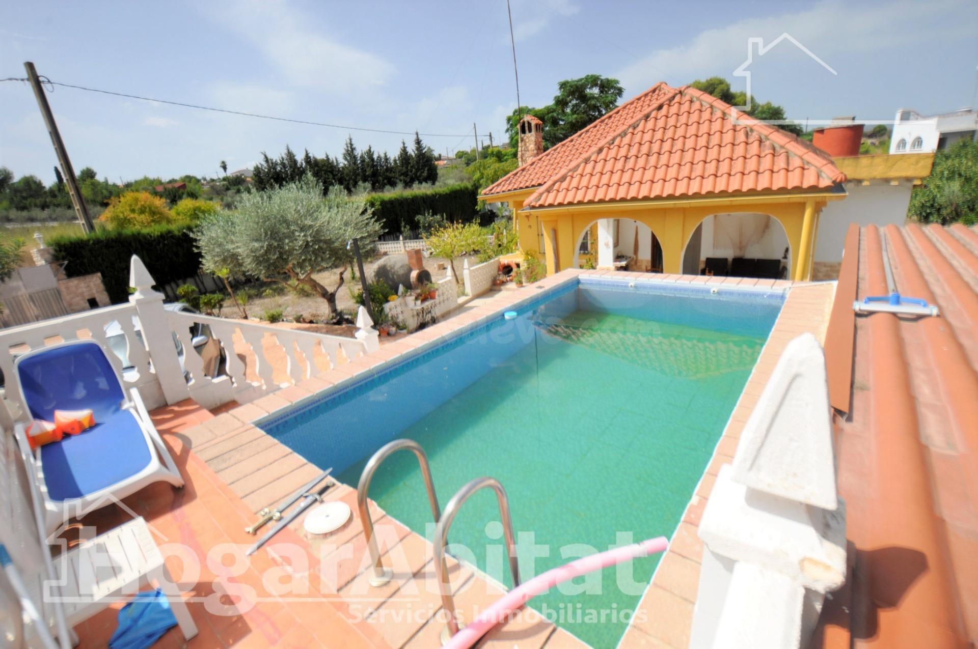 MARAVILLOSO CHALET CON PISCINA, GARAJE, BARBACOA Y UN IMPRESIONANTE JARDÍN