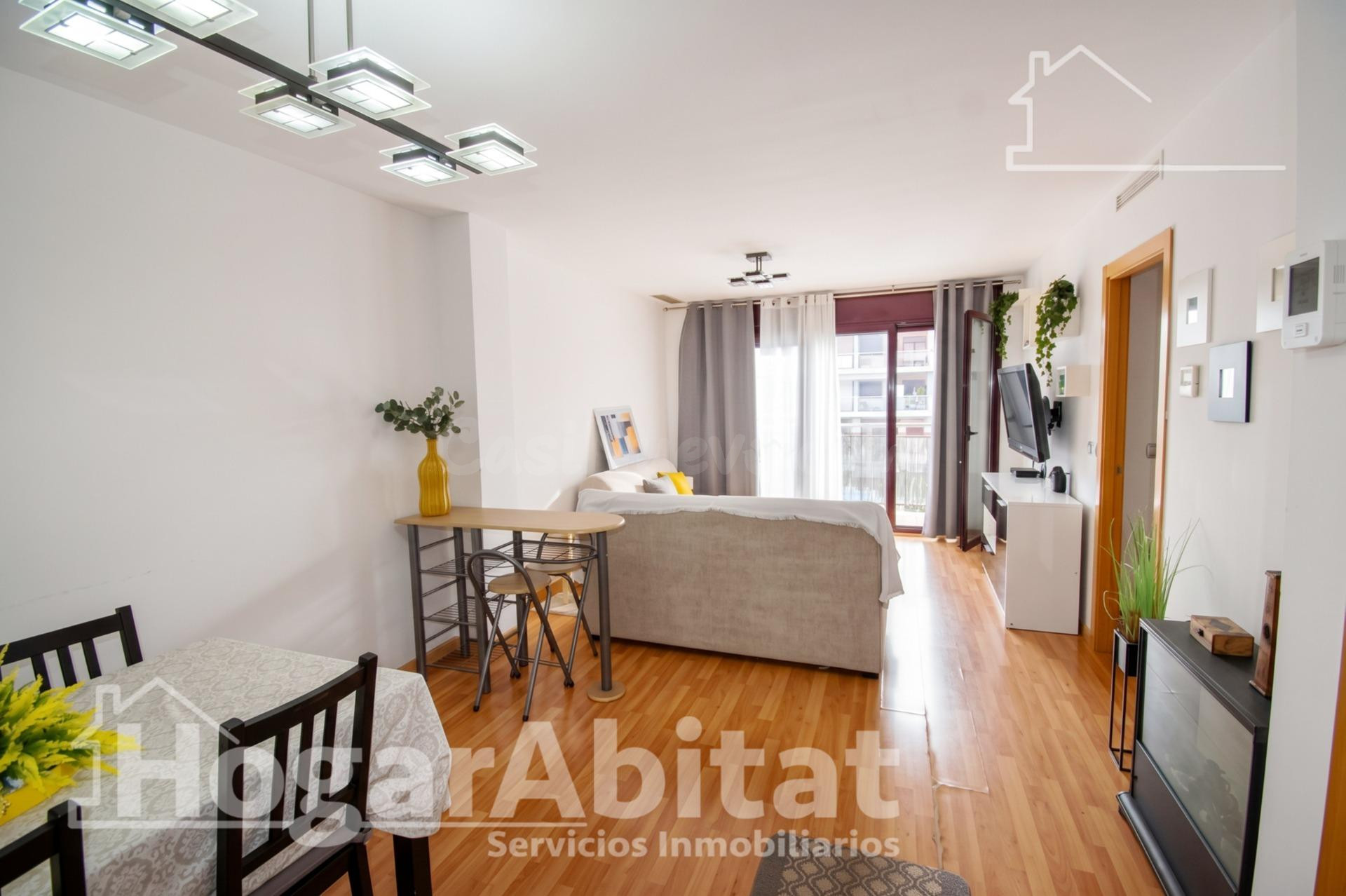 Vive con el confort de un residencial con piscina en este luminoso piso con balcón