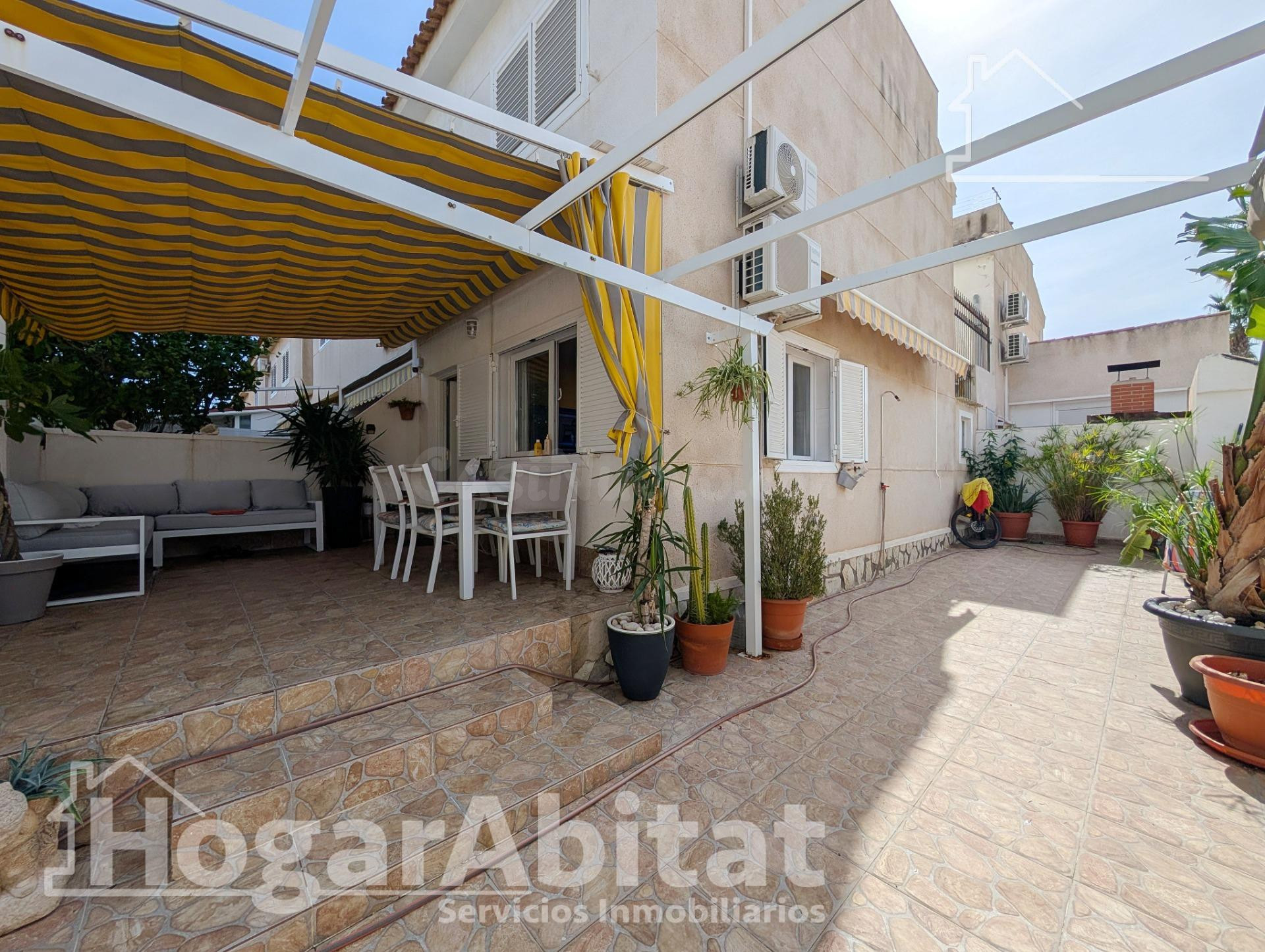 ¡Cerca del mar! Precioso Adosado reformado en residencial, con solarium, piscina comunitaria y garaje