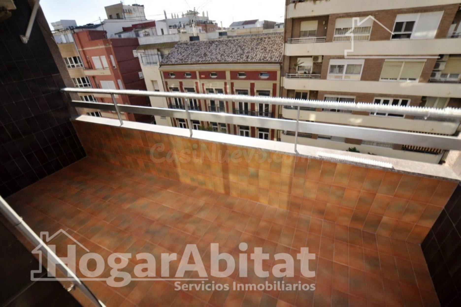 MUY AMPLIO CON GARAJE Y TERRAZA CERCA DE LA PLAYA