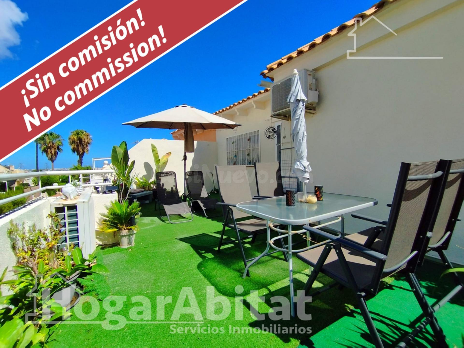 Espacio exterior, luz y privacidad en este adosado reformado en esquina con gran terraza y piscina comunitaria