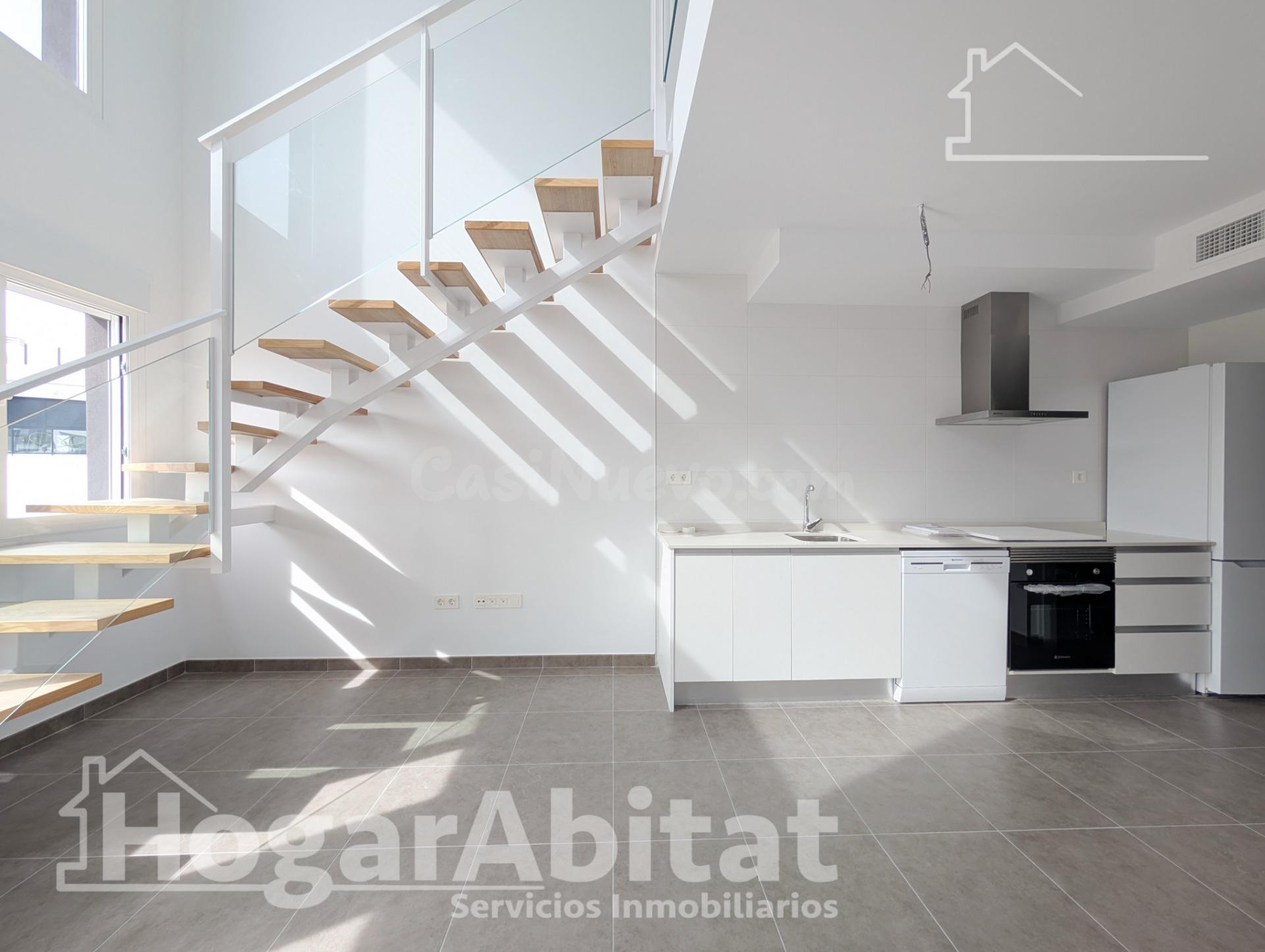 Estrena estilo de vida en este moderno adosado con gran porche, terraza, patio y piscina comunitaria