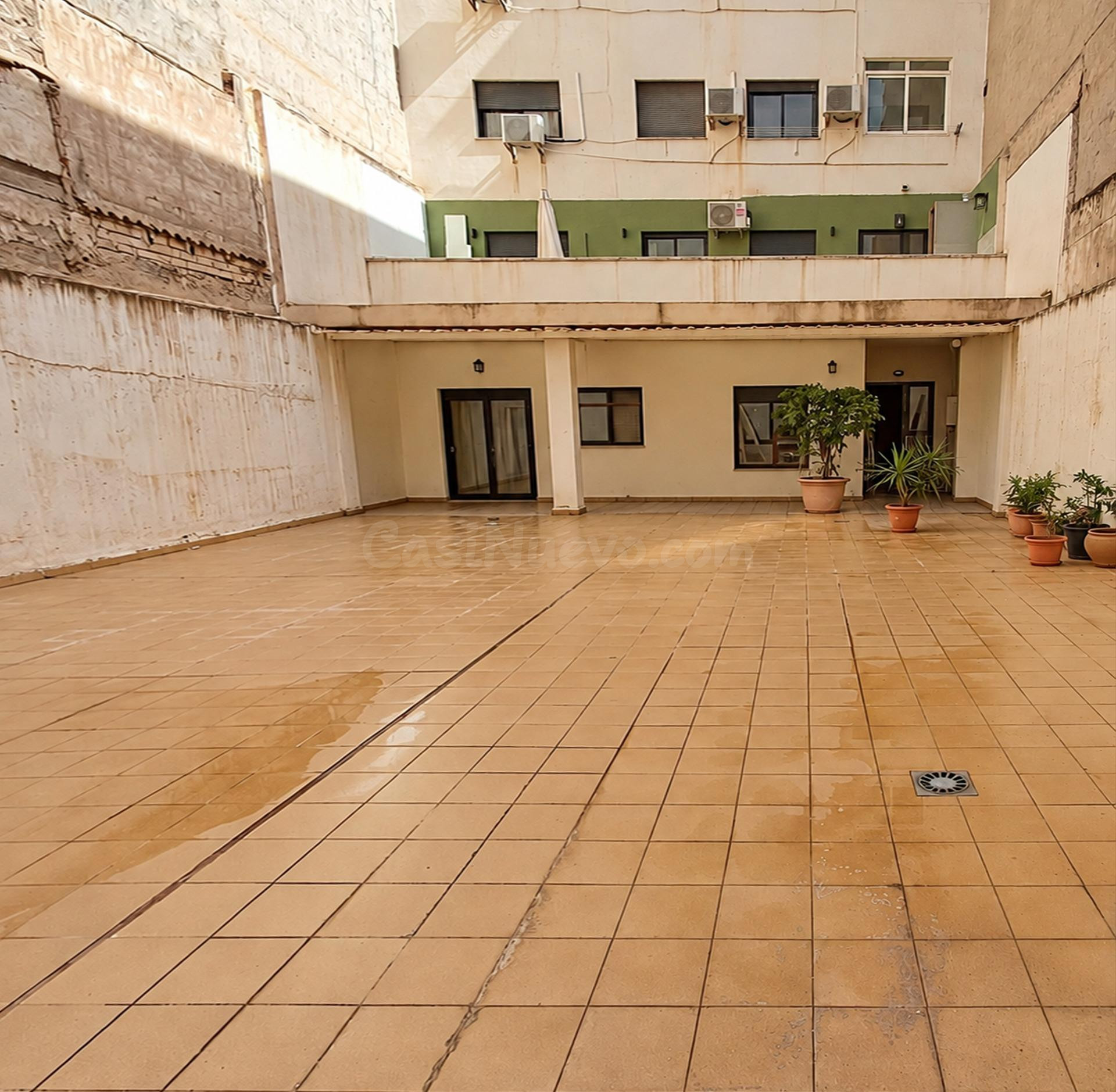 Planta baja de 131 m2 con terraza privada de más de 40 m2, garaje y 2 trasteros en Alicante