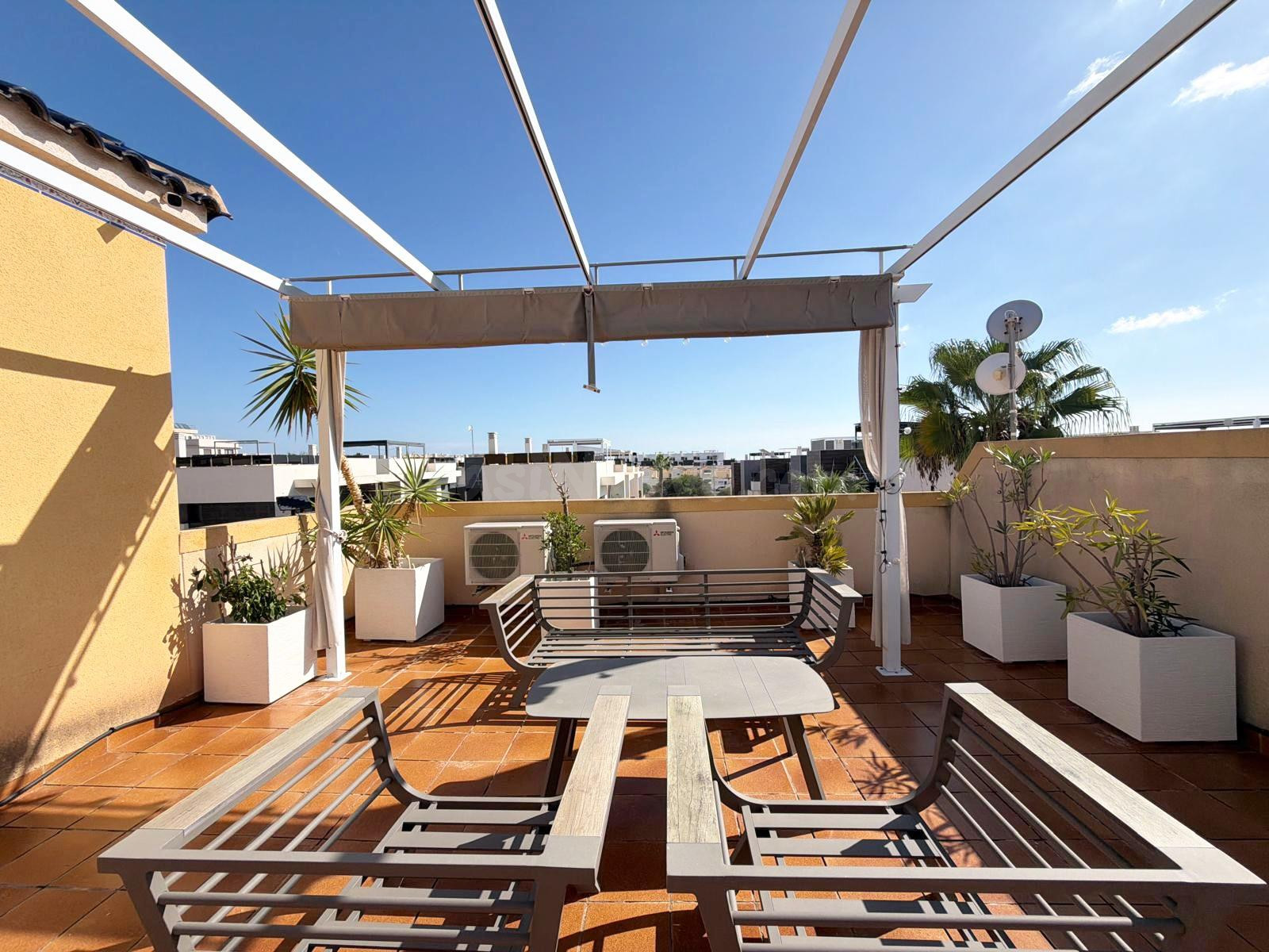 Fantástico bungalow en planta alta con solárium privado en Lomas de Cabo Roig