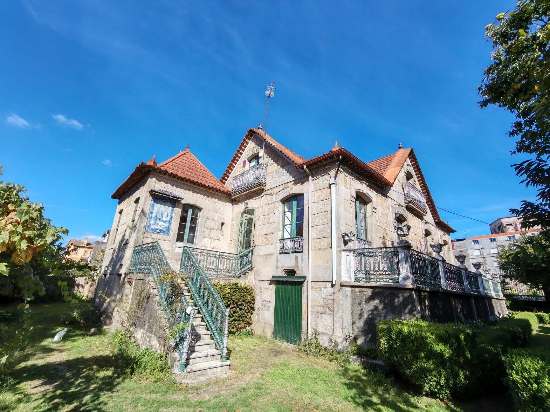 Villa indiana con jardín francés en O Porriño.