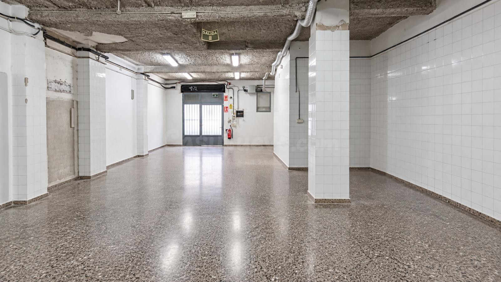 LOCAL COMERCIAL EN ALQUILER EN RUSSAFA | 196 M2 | ZONA CONSOLIDADA