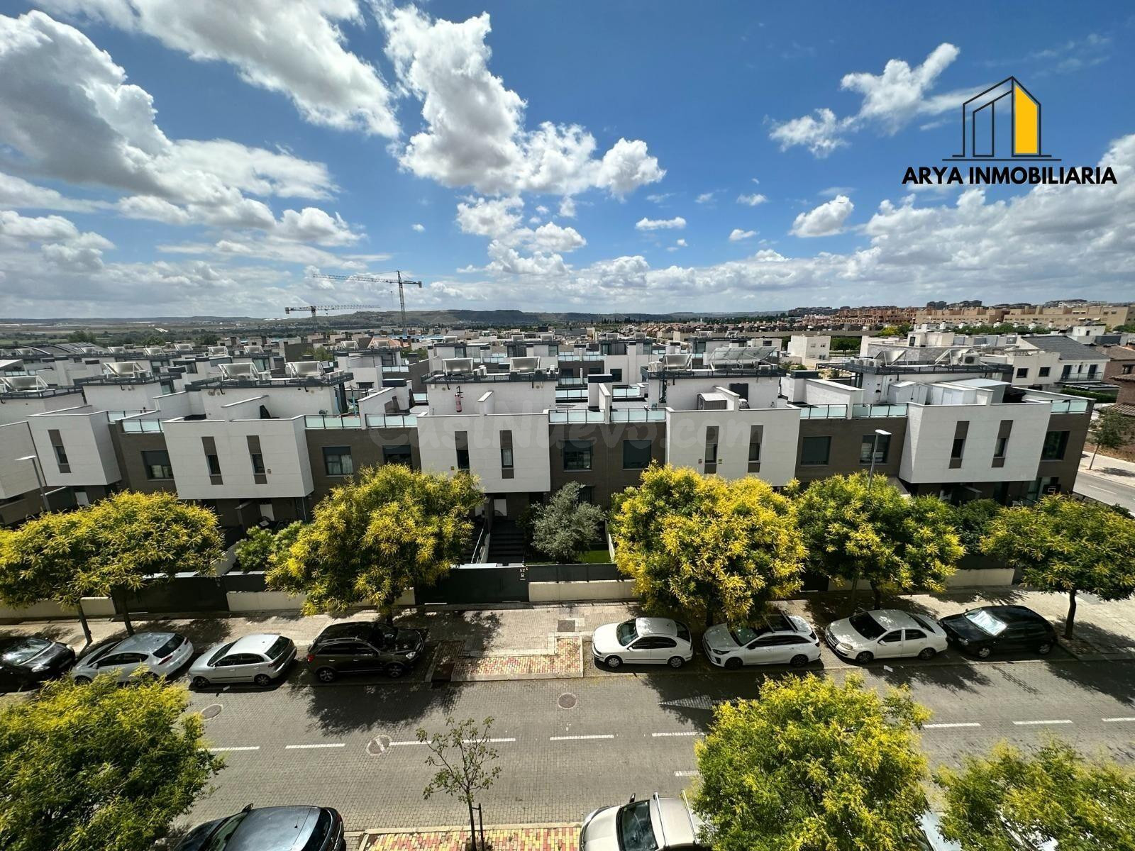 Amplio Adosado en Torrejón de Ardoz con Piscina y Excelentes - foto 3