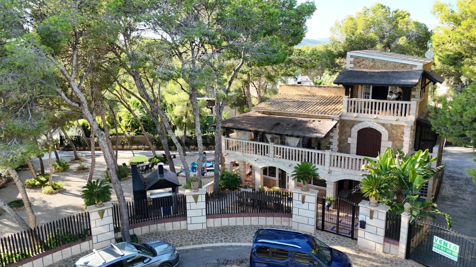 Villa de estilo mallorquín con amplio jardín de pinos en Cala Vinyes