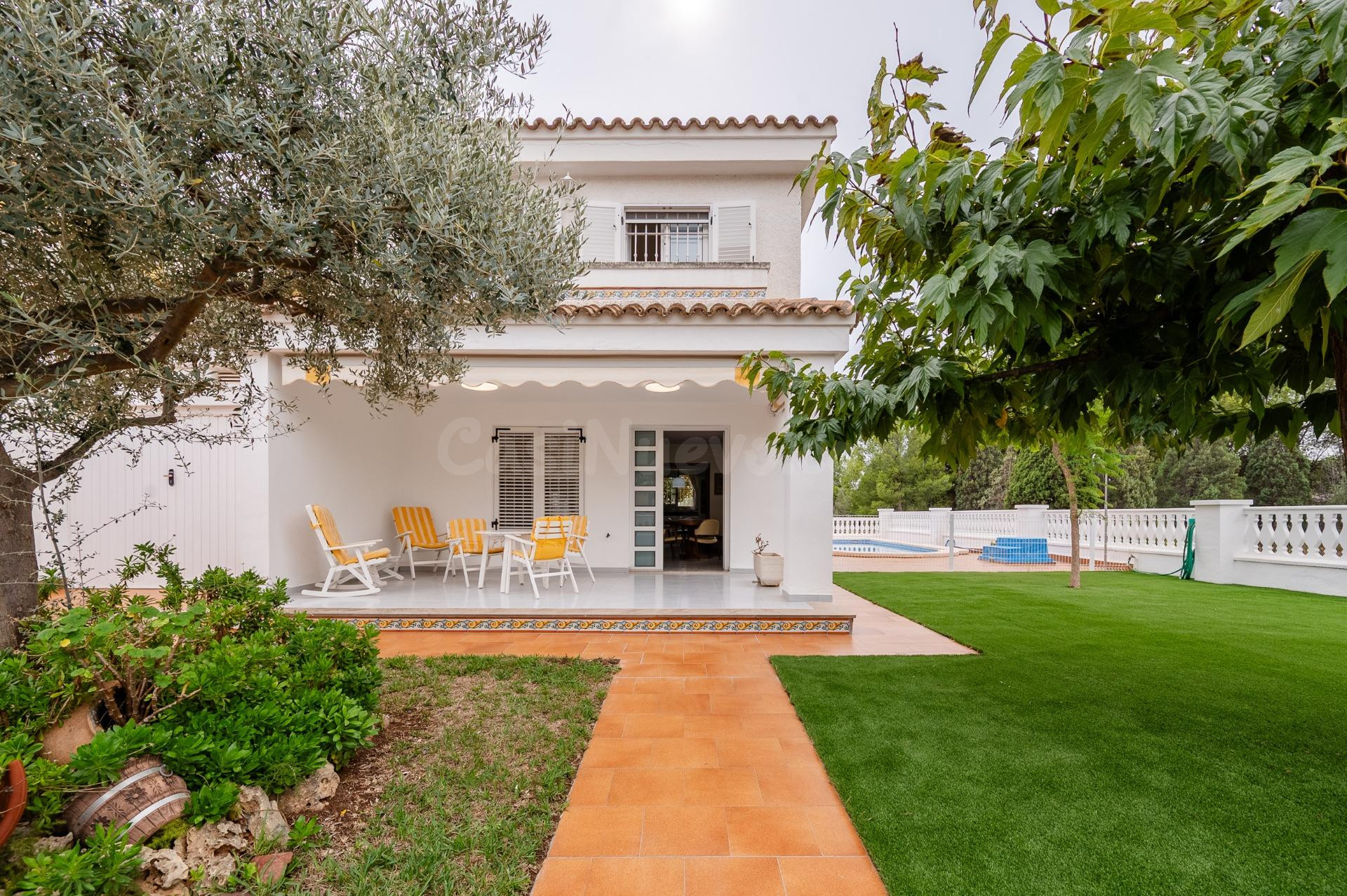 Amplia vivienda con piscina privada, terraza y garaje cerrado