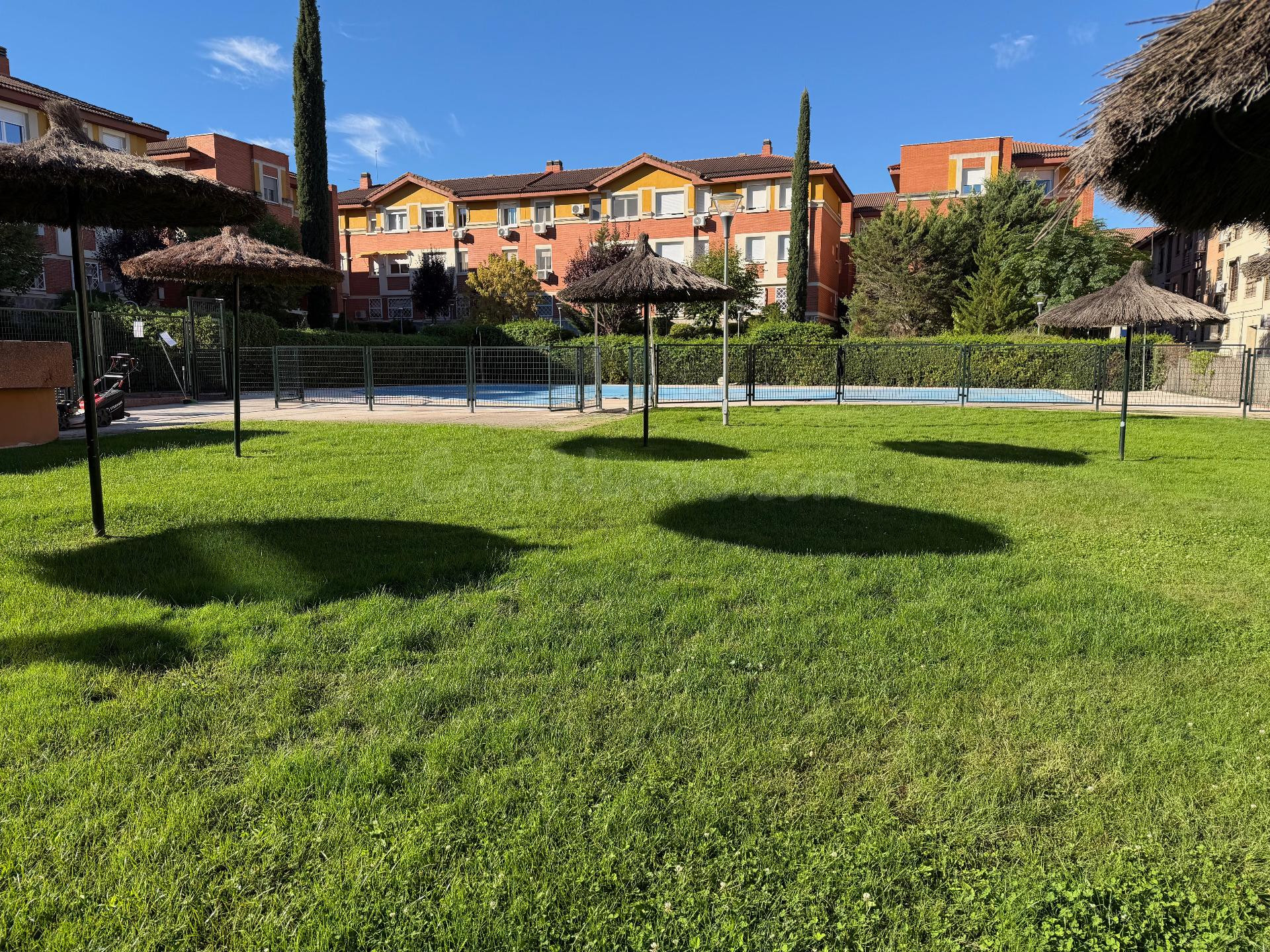 Luminoso piso de 3 dormitorios con piscina, garaje y trastero en el centro de Villanueva del Pardillo