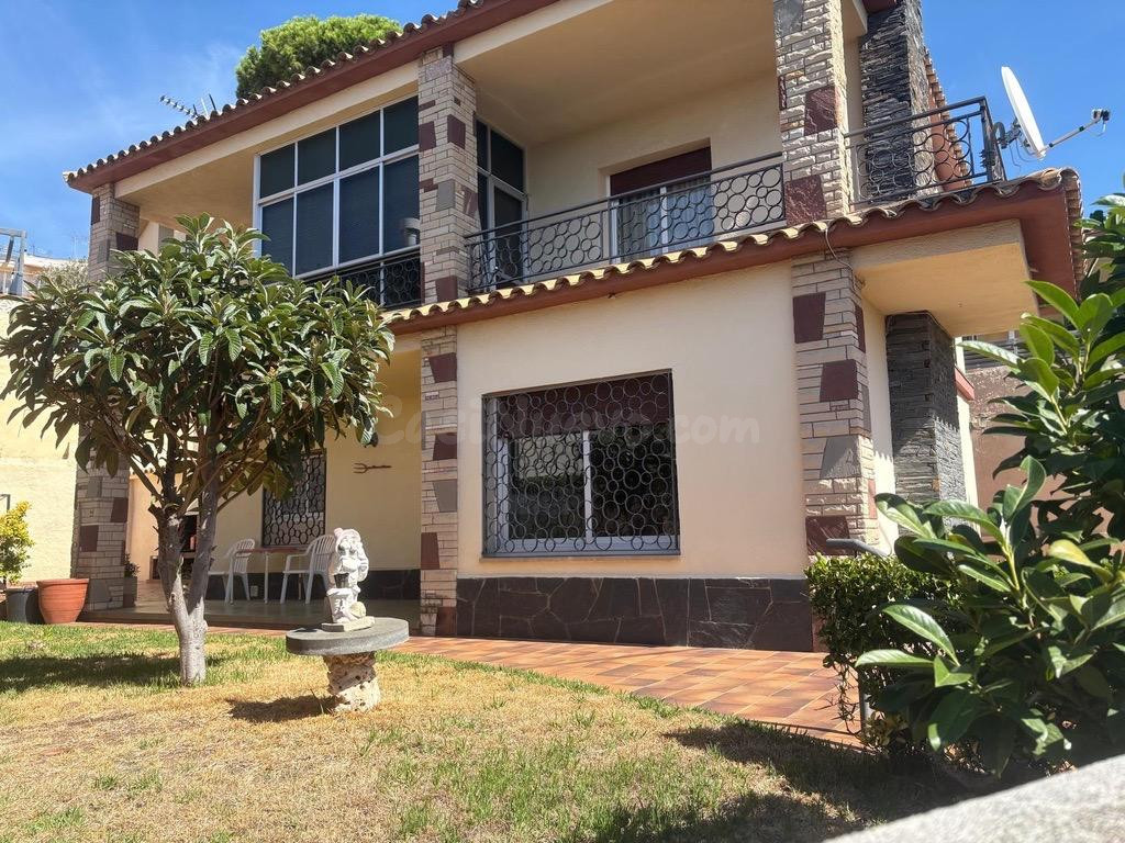 El refugio perfecto: Chalet independiente de 4 habitaciones con jardín en Premià de Dalt.