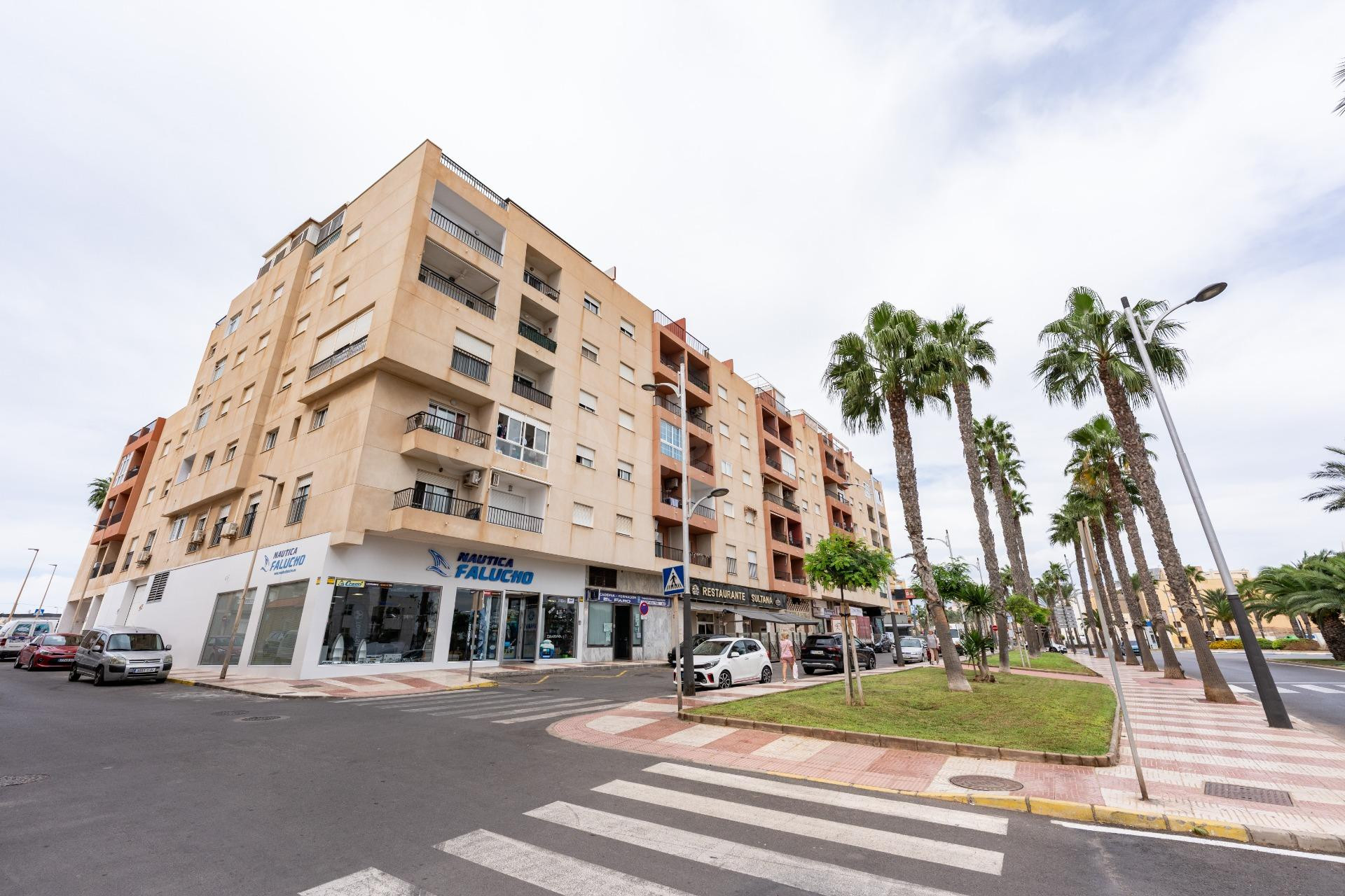 Ático Exclusivo en Roquetas de Mar con Amplia Terraza y Piscina Comunitaria
