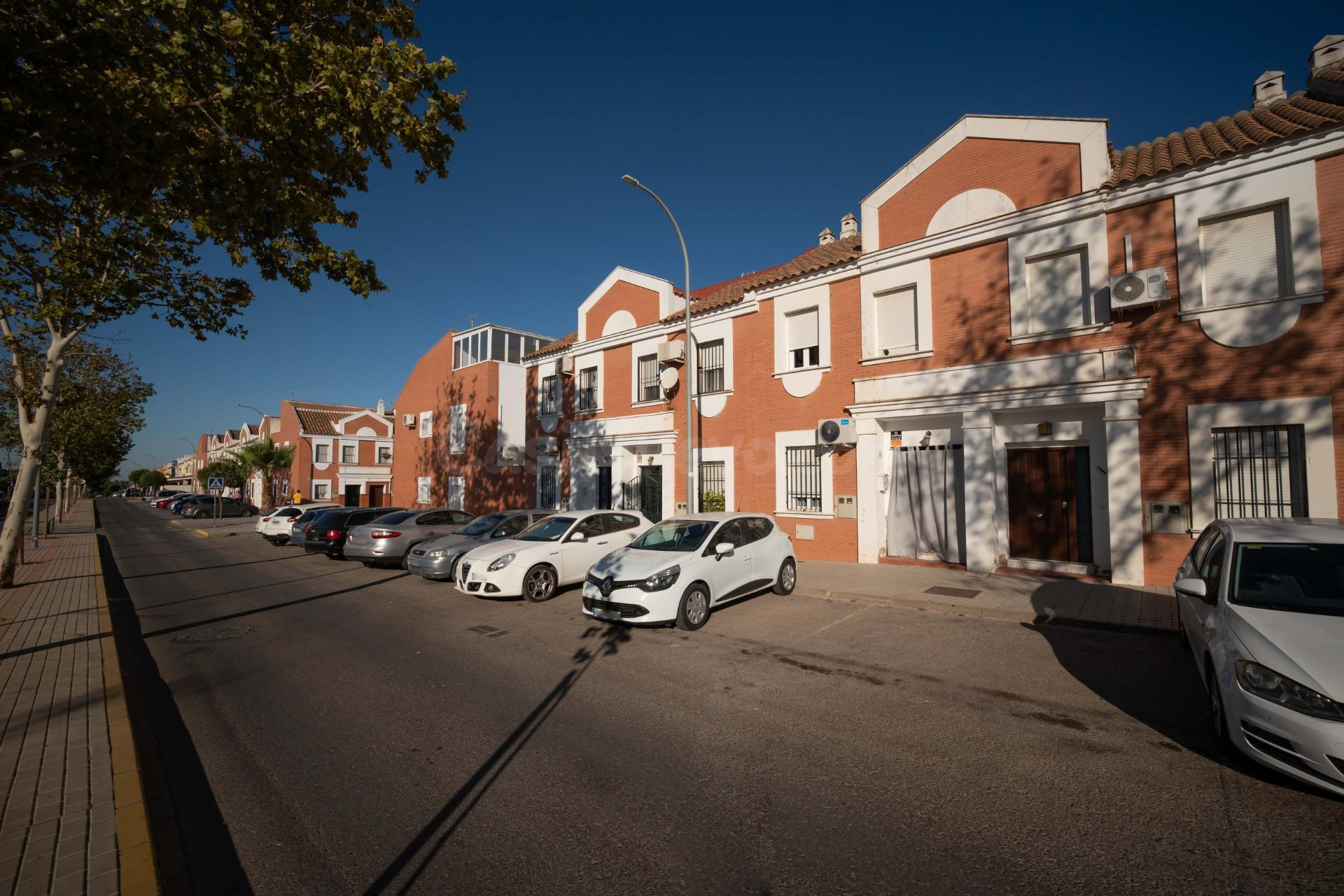 Amplio adosado en Mairena del Alcor con buhardilla reformada