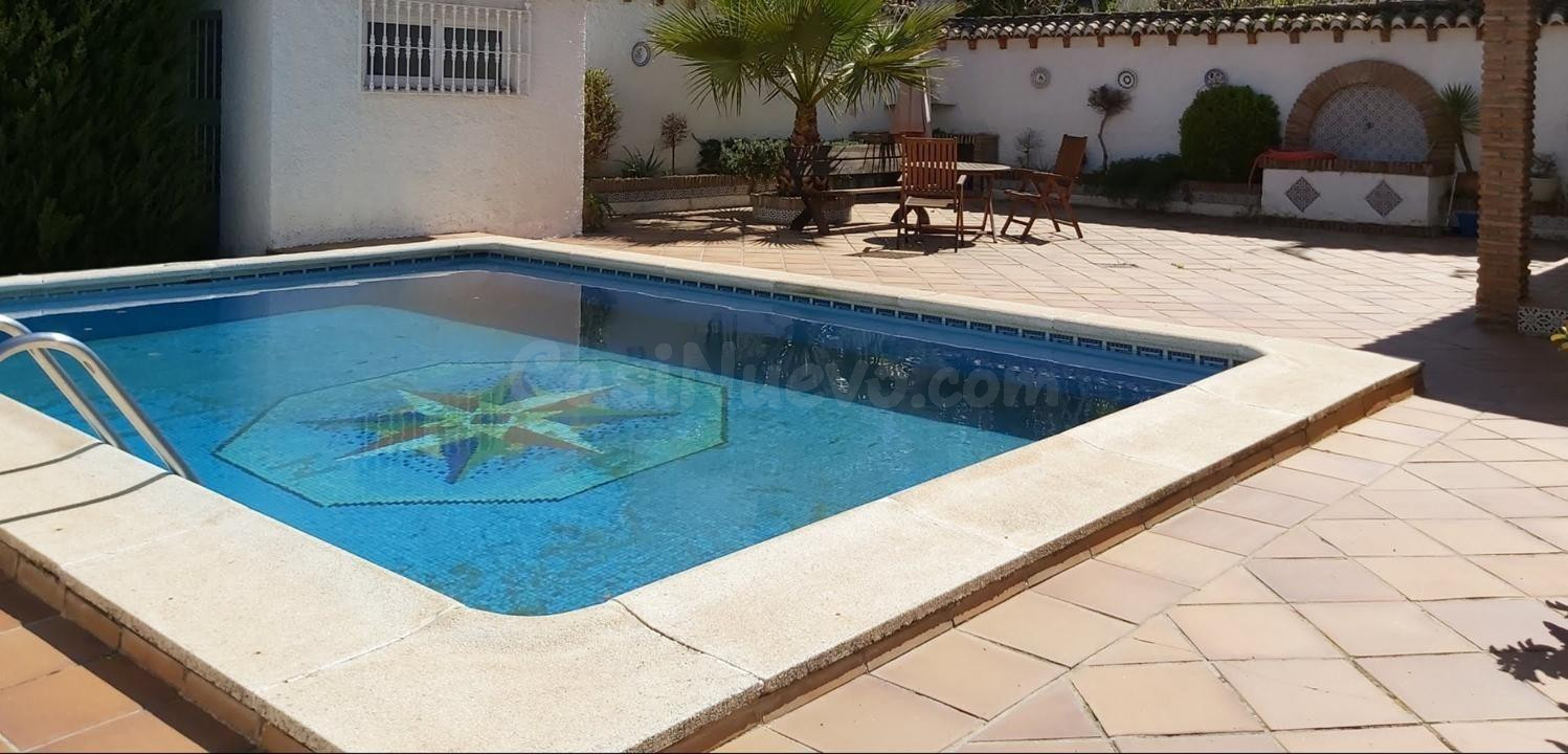 En alquiler: espectacular chalet independiente con piscina y amplio jardín en La Zubia