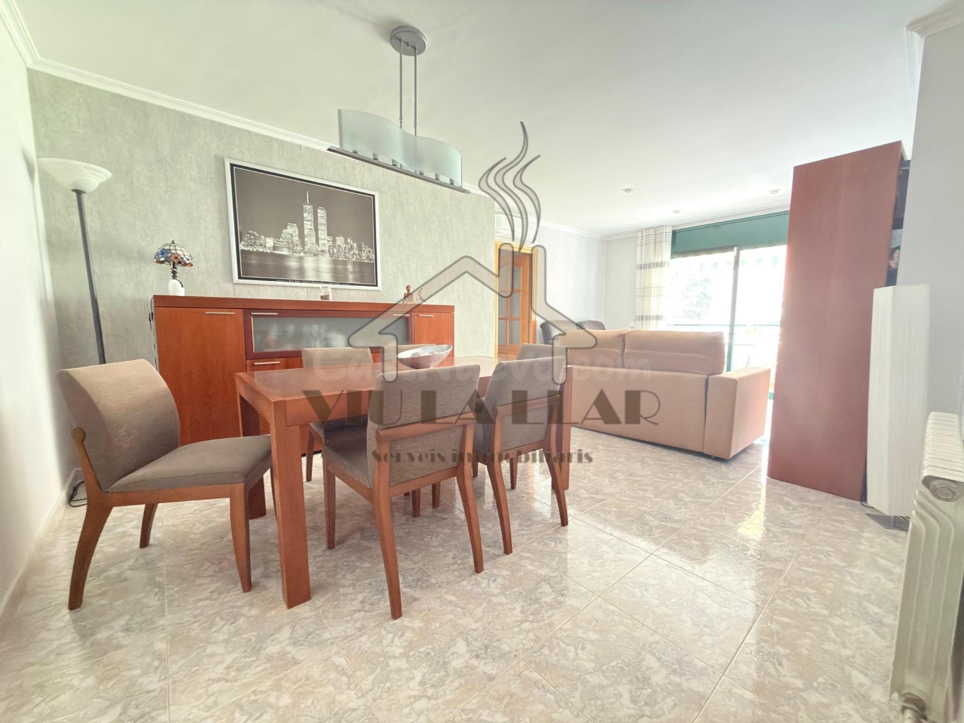 EN EXCUSIVA: Piso impecable de 4 habitaciones con suite, balcón y parking en Via Europa