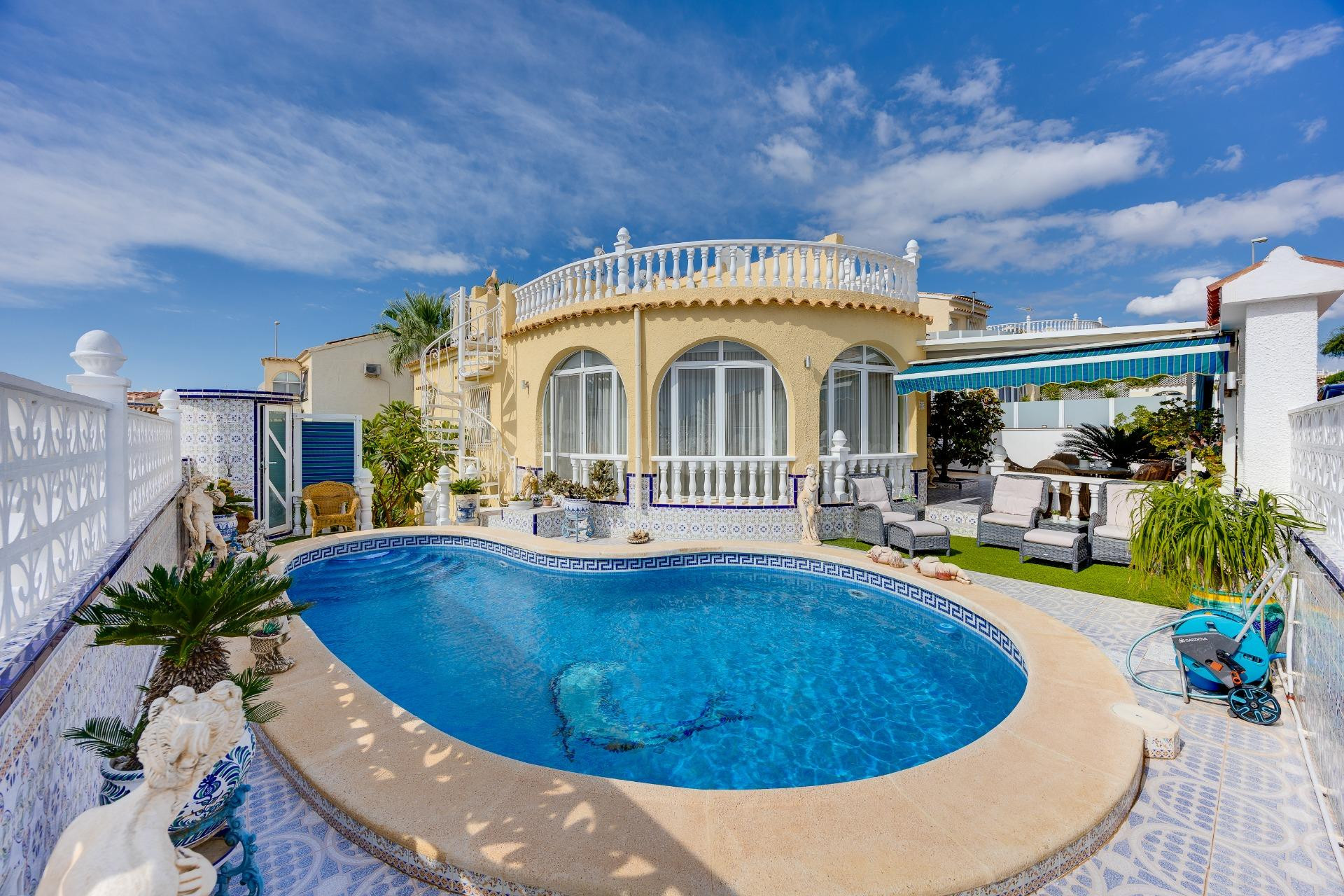Venta de Villa Independiente con piscina Villamartín Orihuela Costa