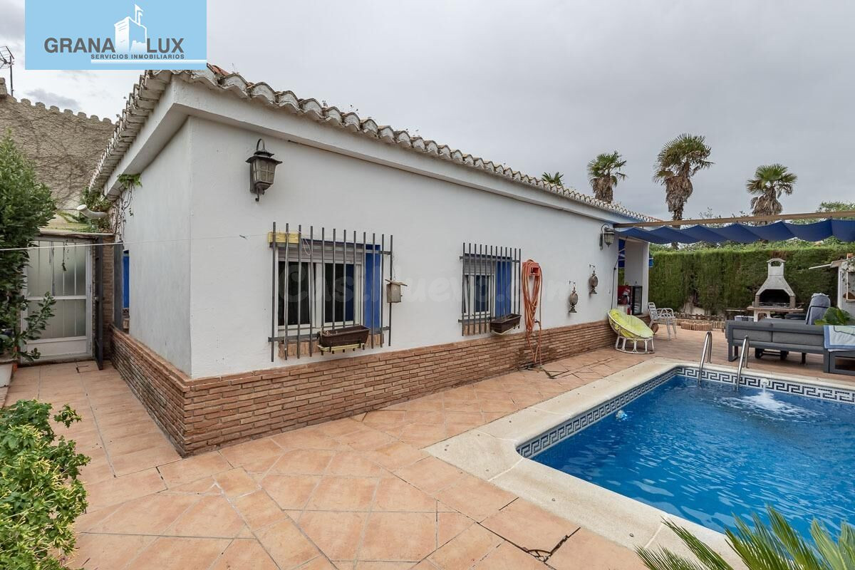 CASA CON PISCINA EN URB LOS CHOPOS - LAS GABIAS