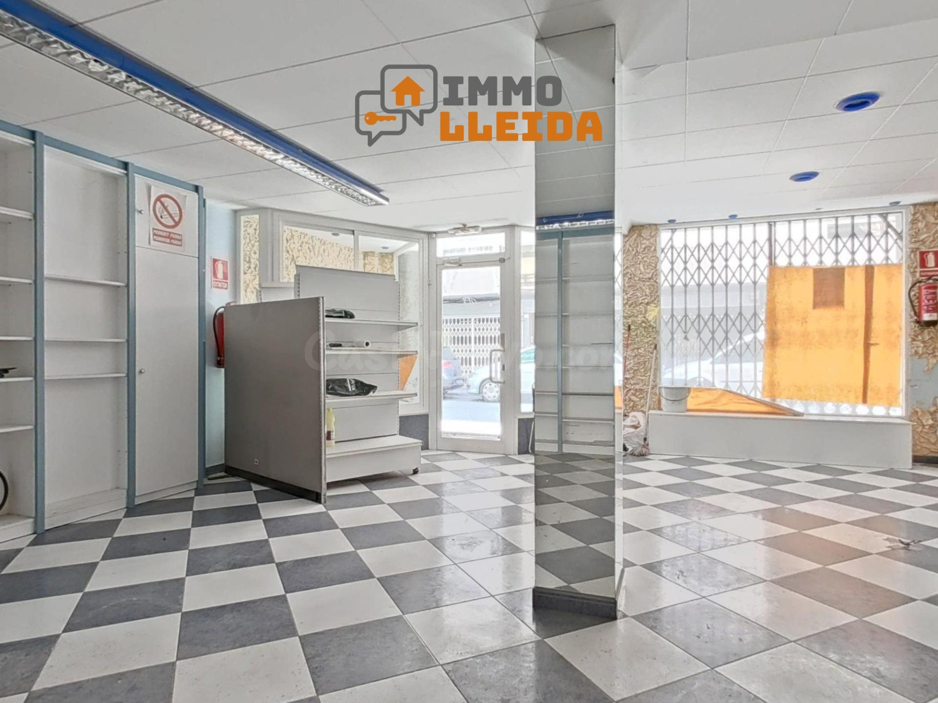Local comercial con doble acceso en el centro de Balaguer